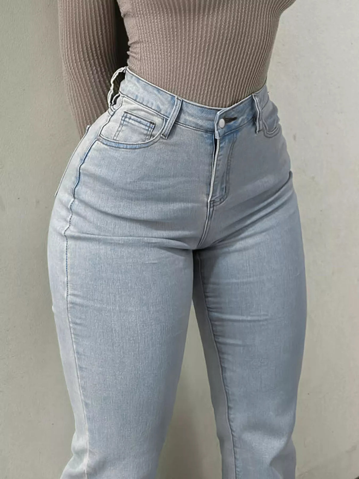 Utsvängda jeans med grå tvätt – bild 2
