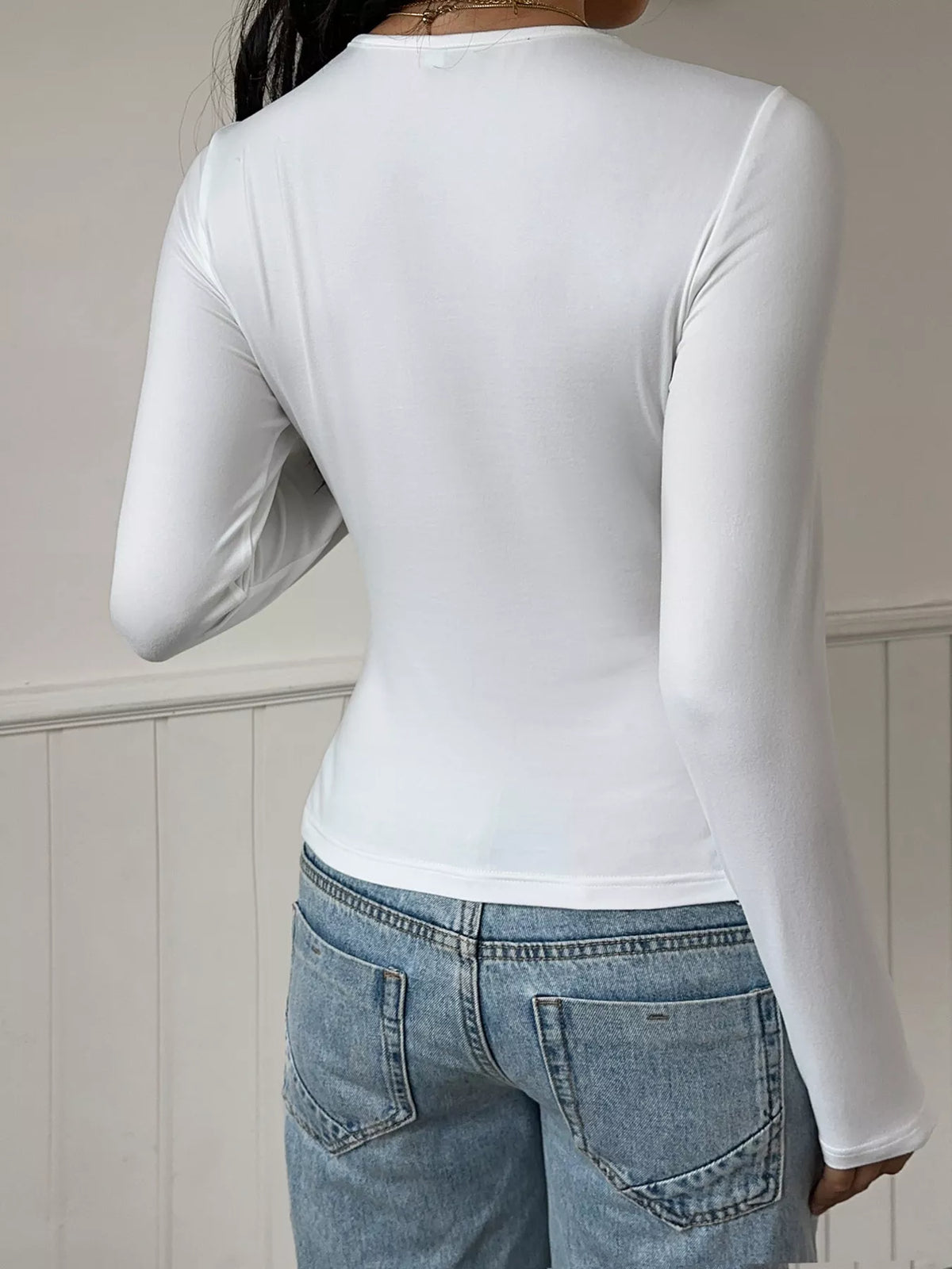 V-ringad långärmad t-shirt med knytning fram – bild 5