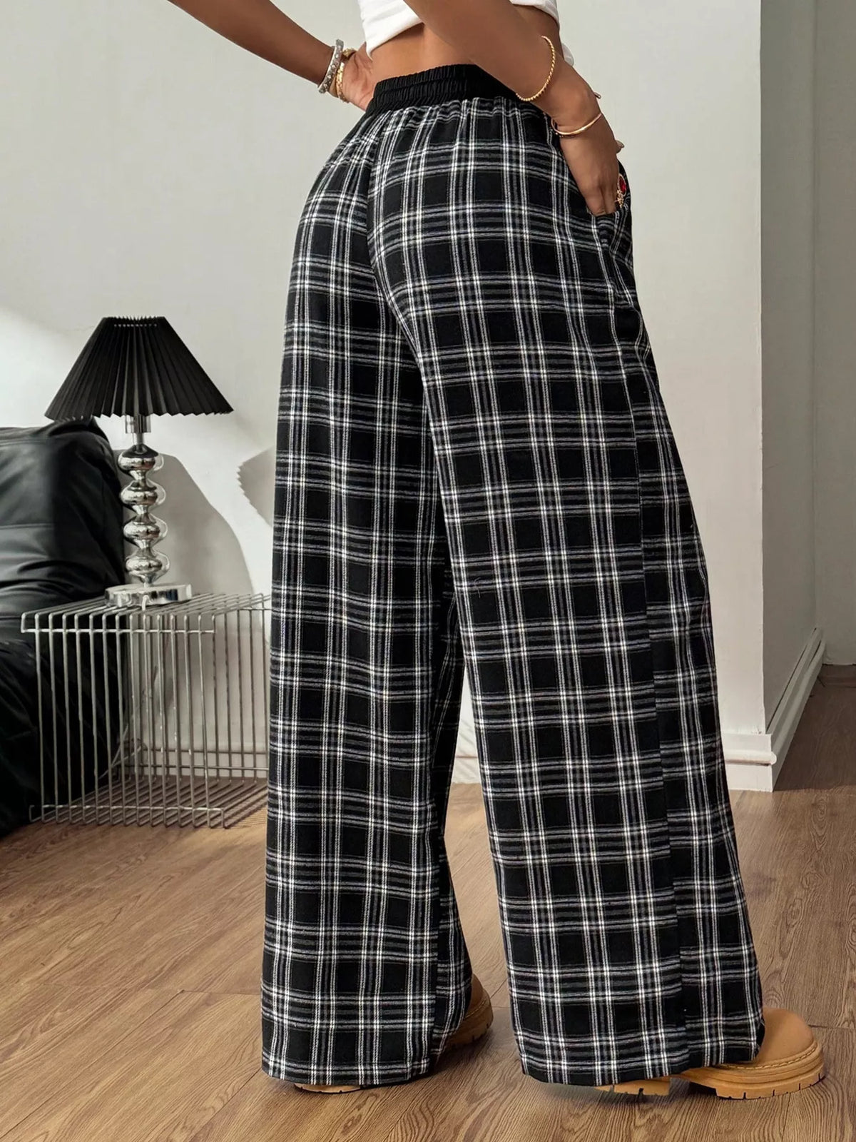 Rutiga vida byxor med dragsko – bild 5