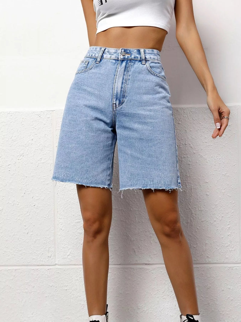 Shorts i denim med hög midja, knappstängning, rå kant och midjedetalj