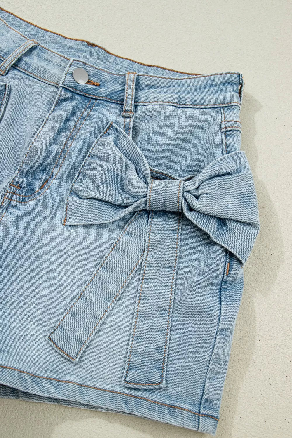 Shorts i denim med rosett – bild 8