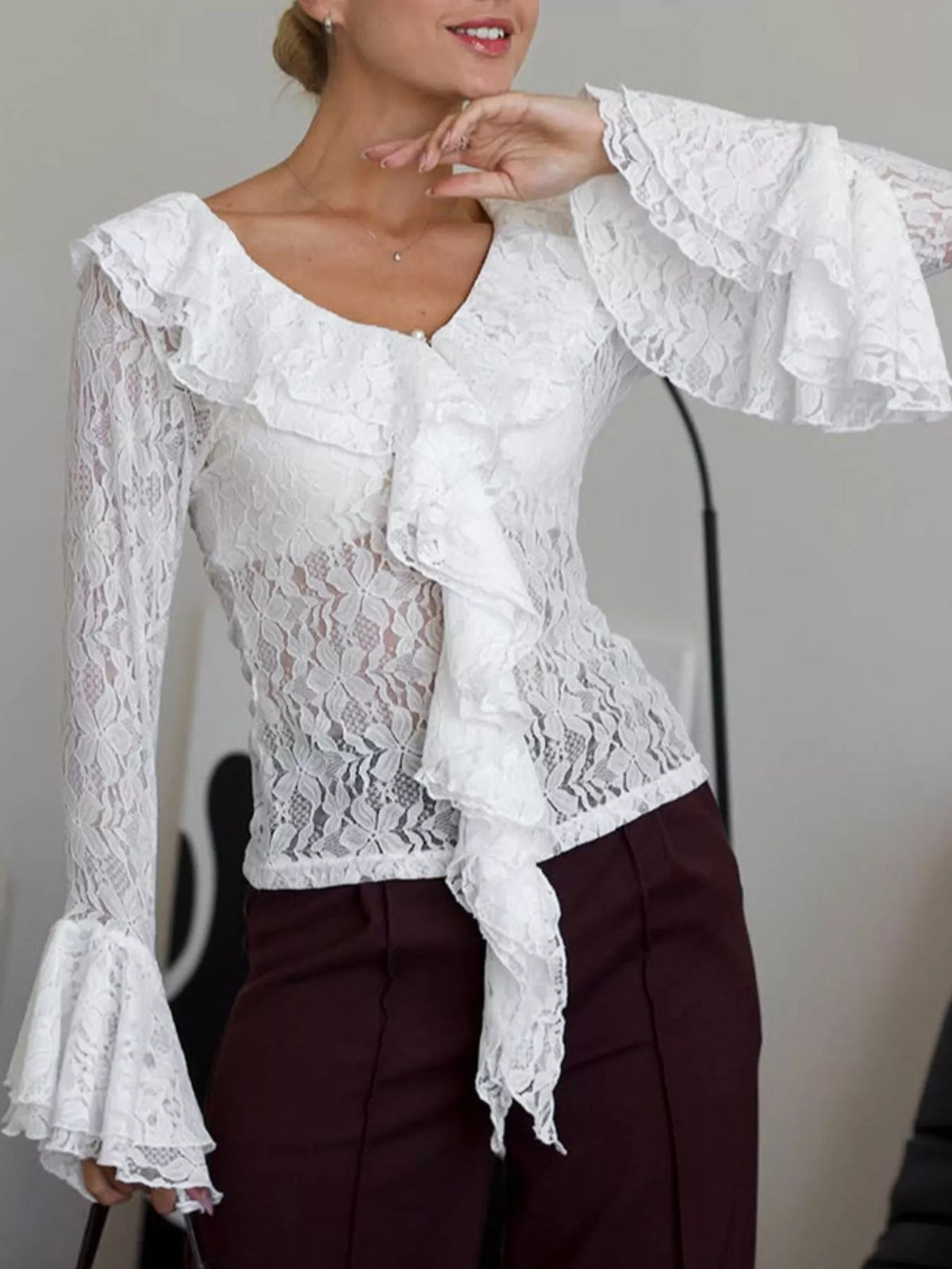 V-ringad blus i spets – bild 6