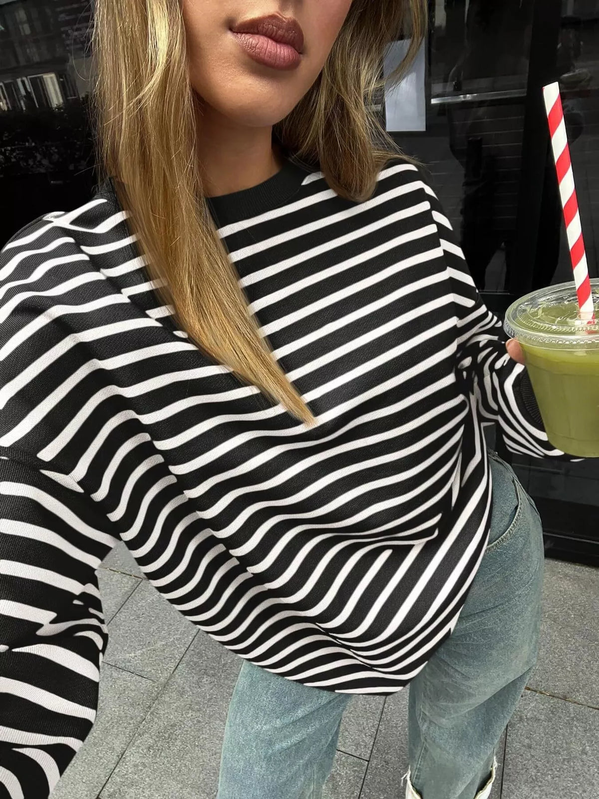 Randig oversize sweatshirt med rund halsringning i viskos – bild 9