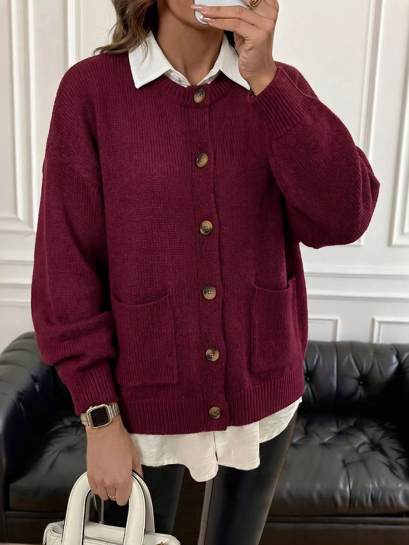 Cardigan med sänkt axel, knappstängning och fickor