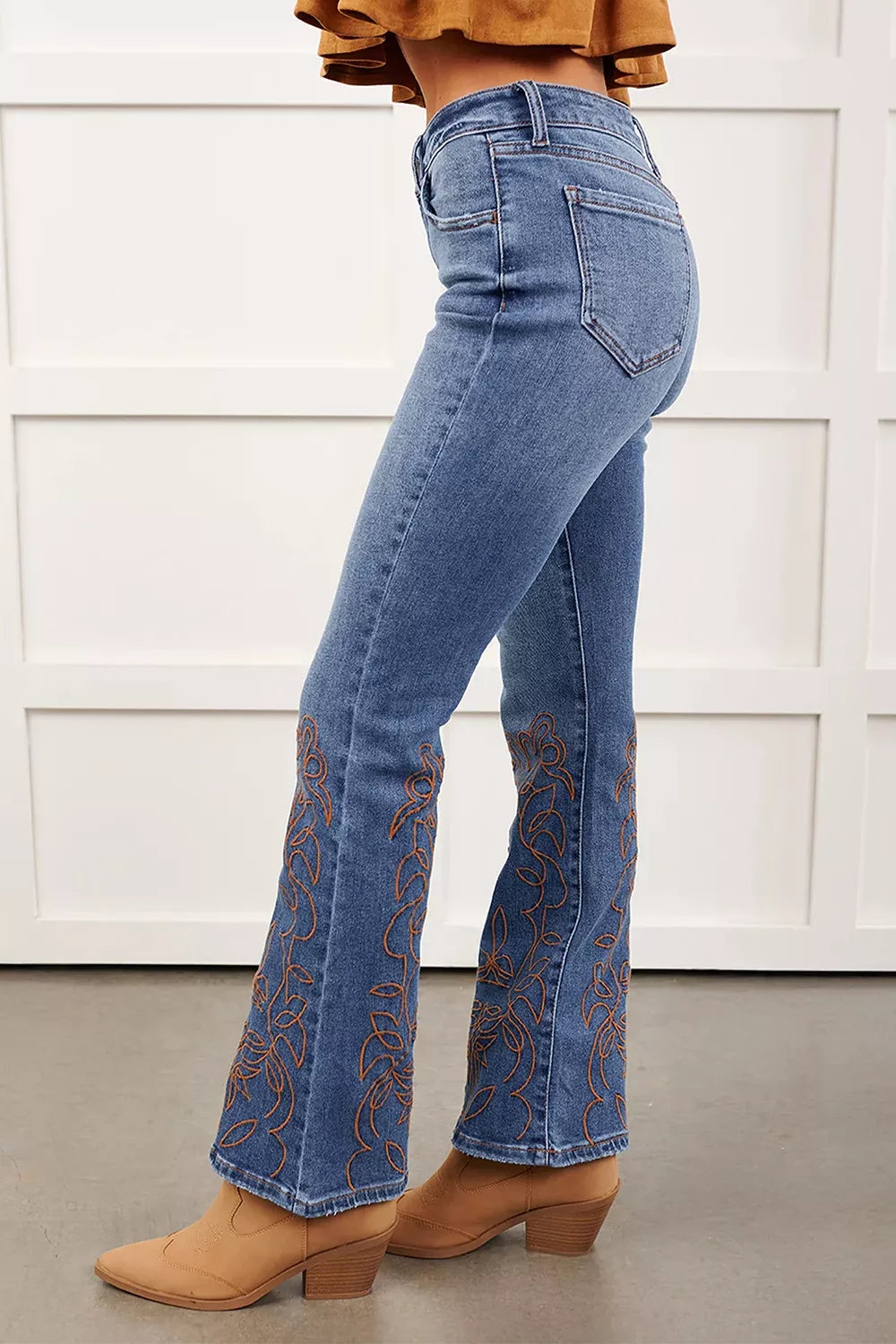 Broderade utsvängda jeans – bild 6