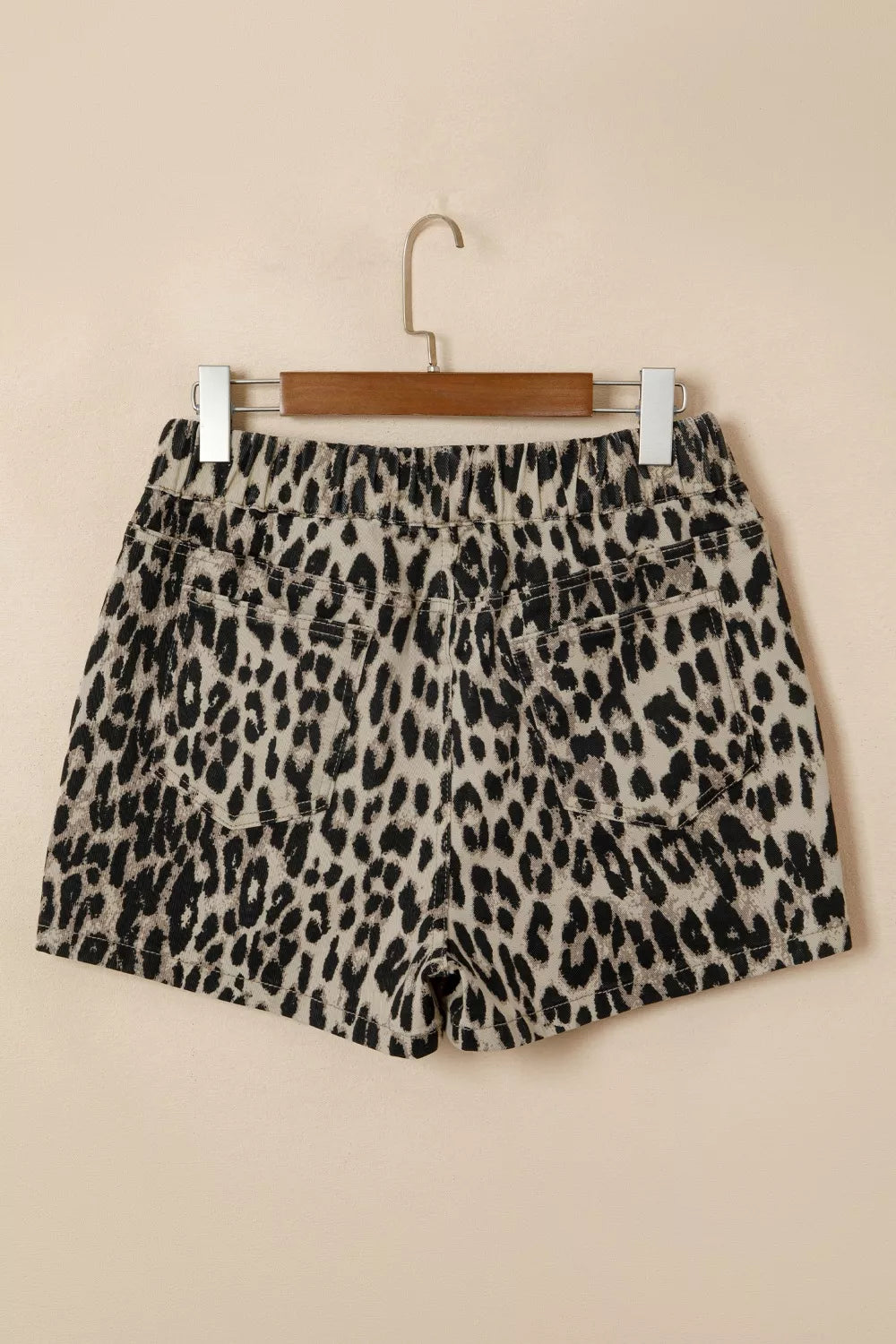 Leopardmönstrade shorts i denim med medelhög midja – bild 4