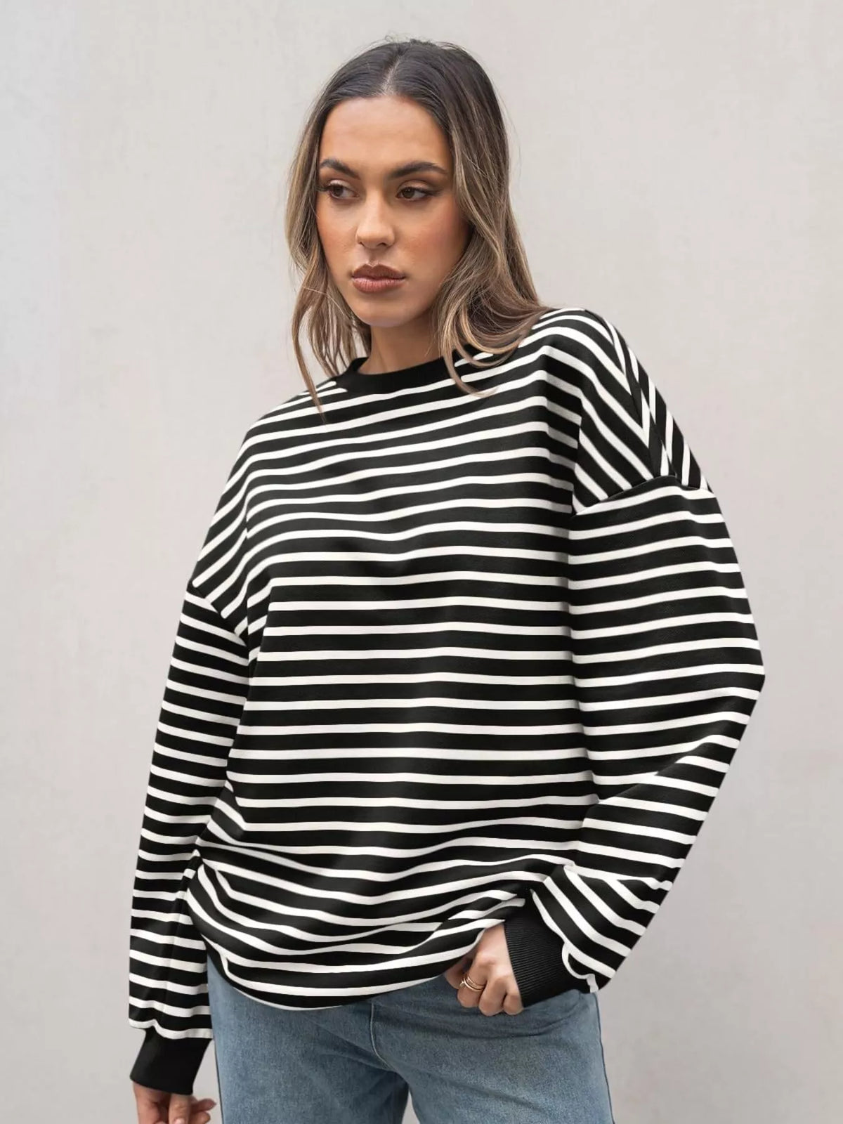 Randig oversize sweatshirt med rund halsringning i viskos – bild 7