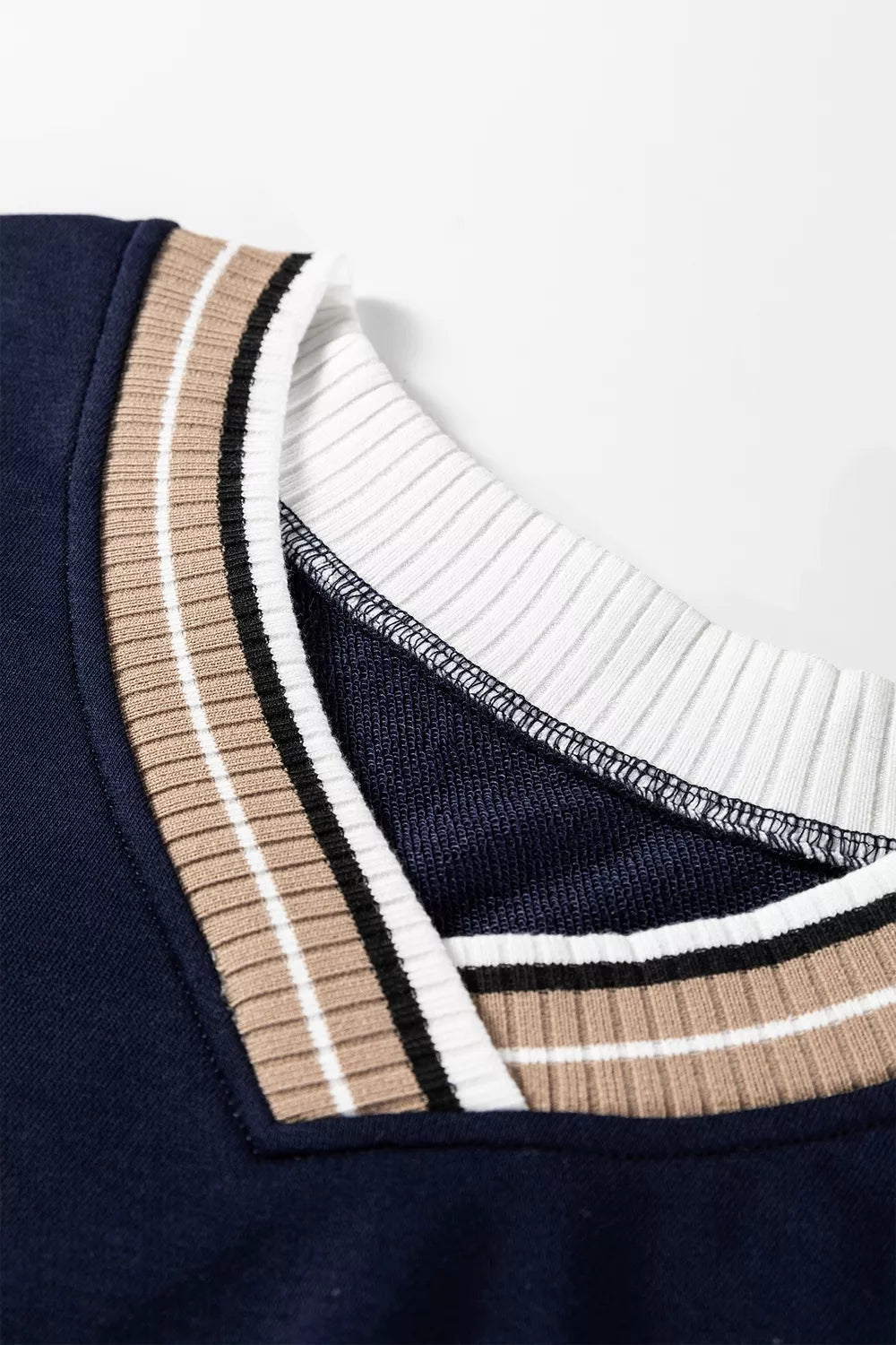 Randig v-ringad sweatshirt med kontrastsöm – bild 9