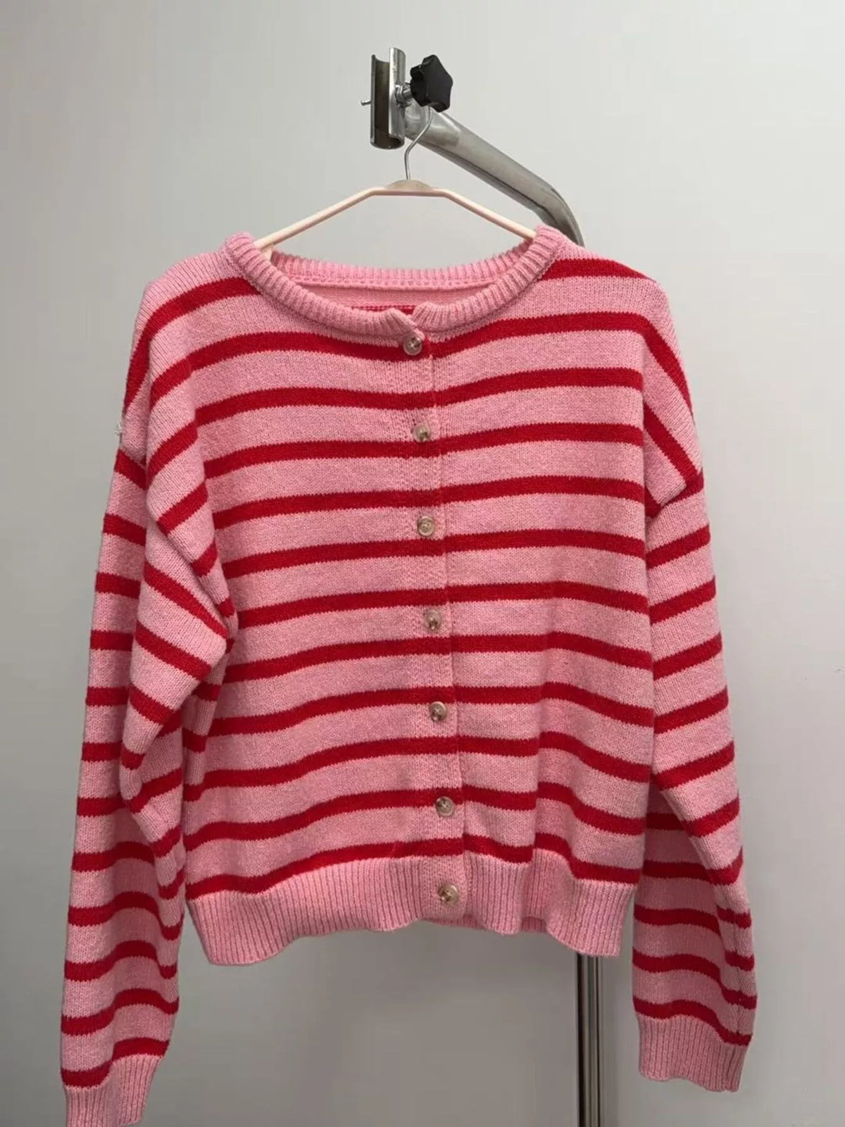 Randig cardigan med knappstängning – bild 6
