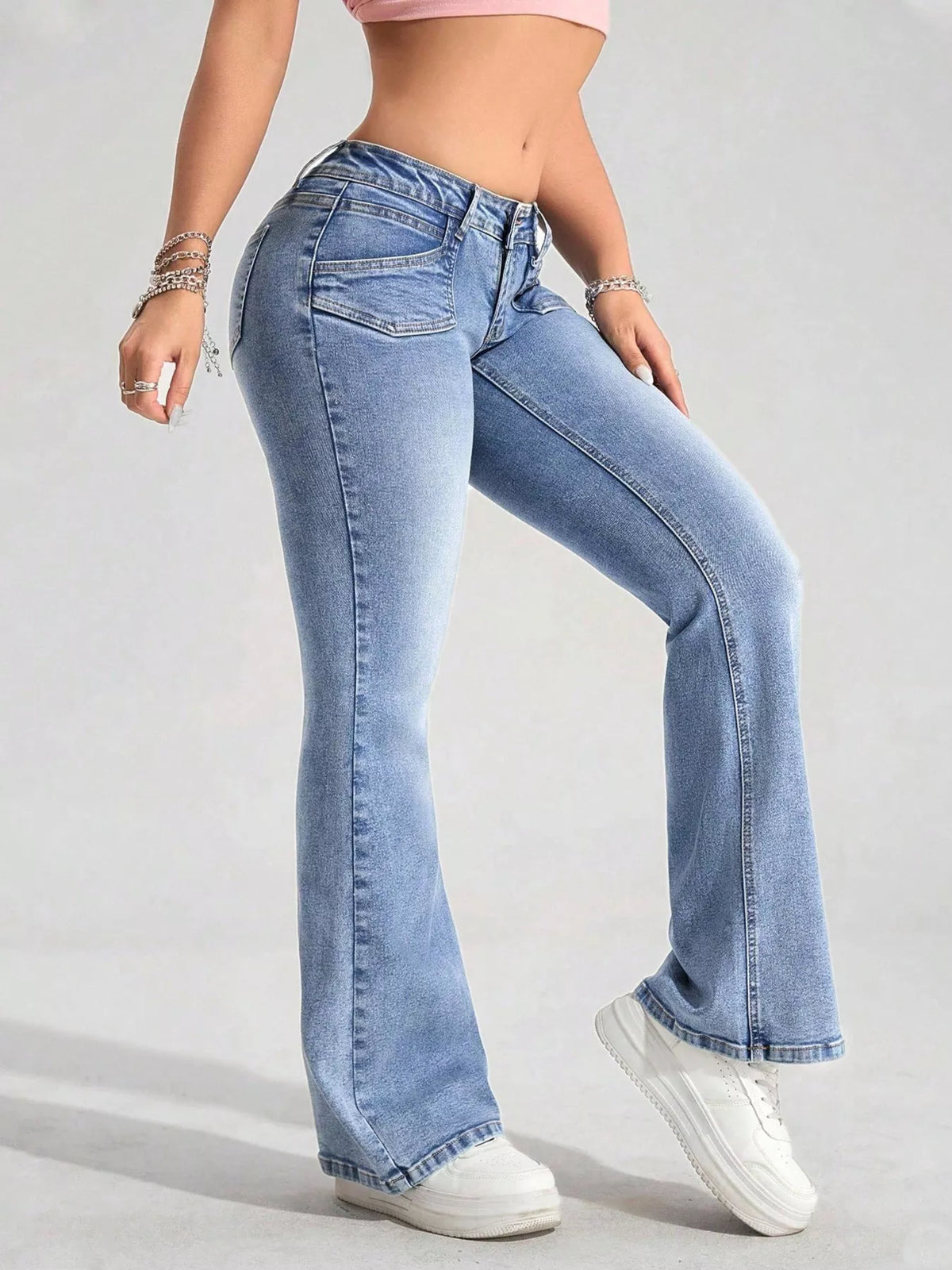 Utsvängda jeans med knappstängning och fickor – bild 2