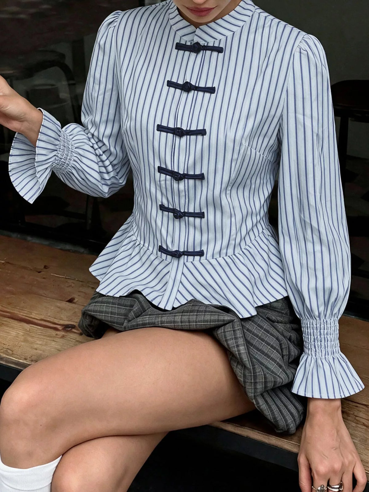 Randig smockad skjorta med peplum – bild 4
