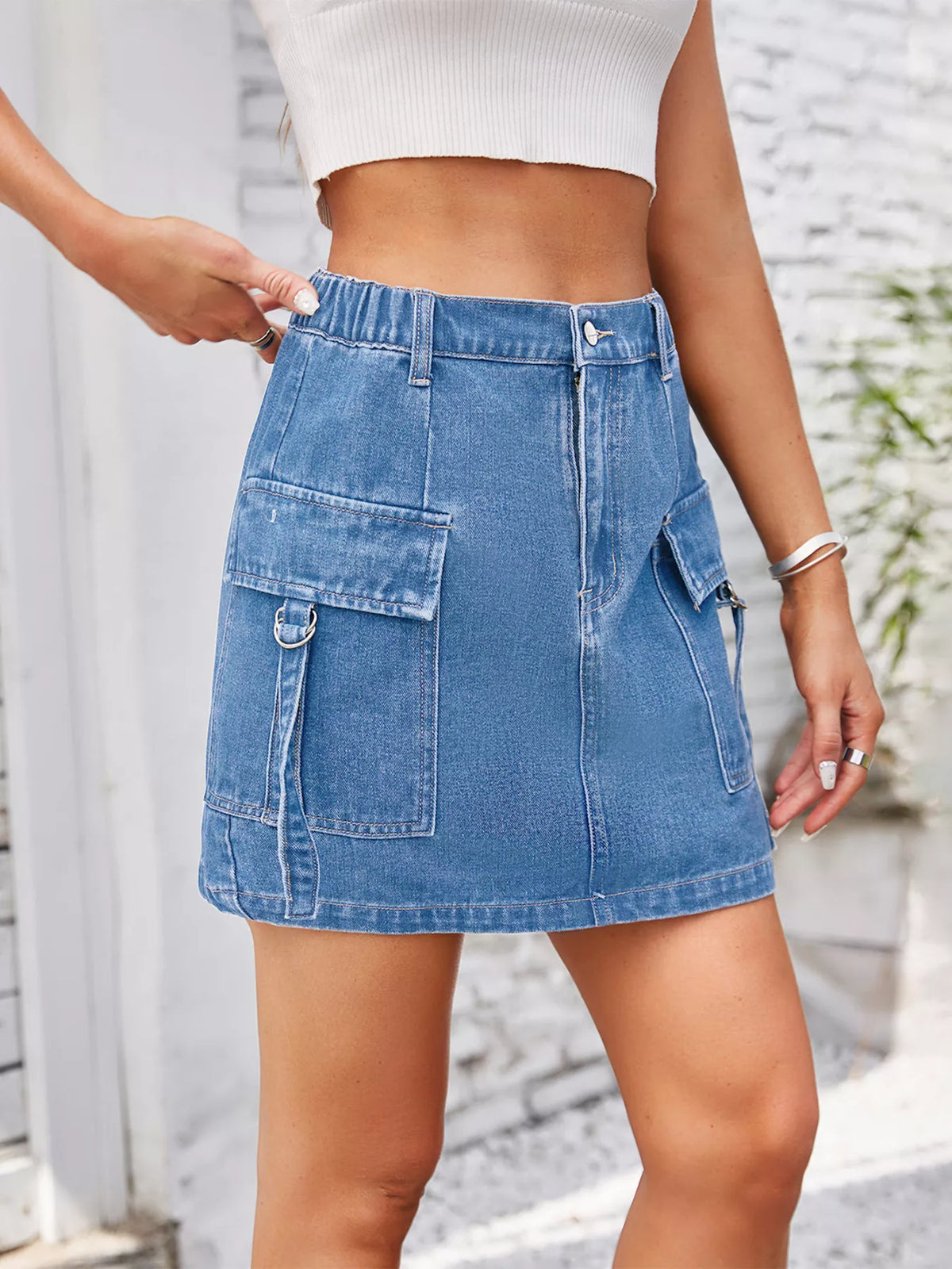 Kjol i denim med cargofickor – bild 5