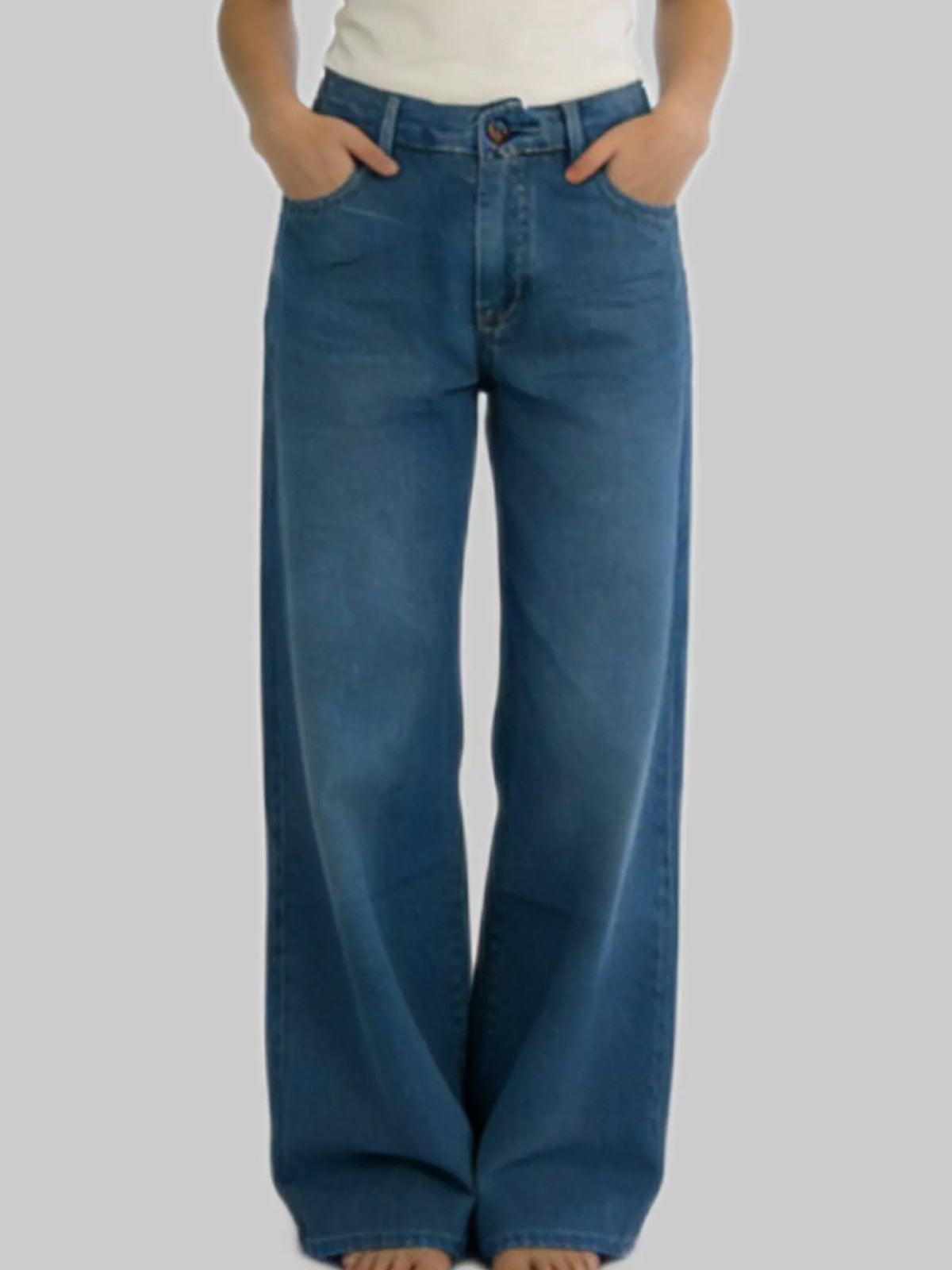 Raka vida jeans med knappstängning – bild 2