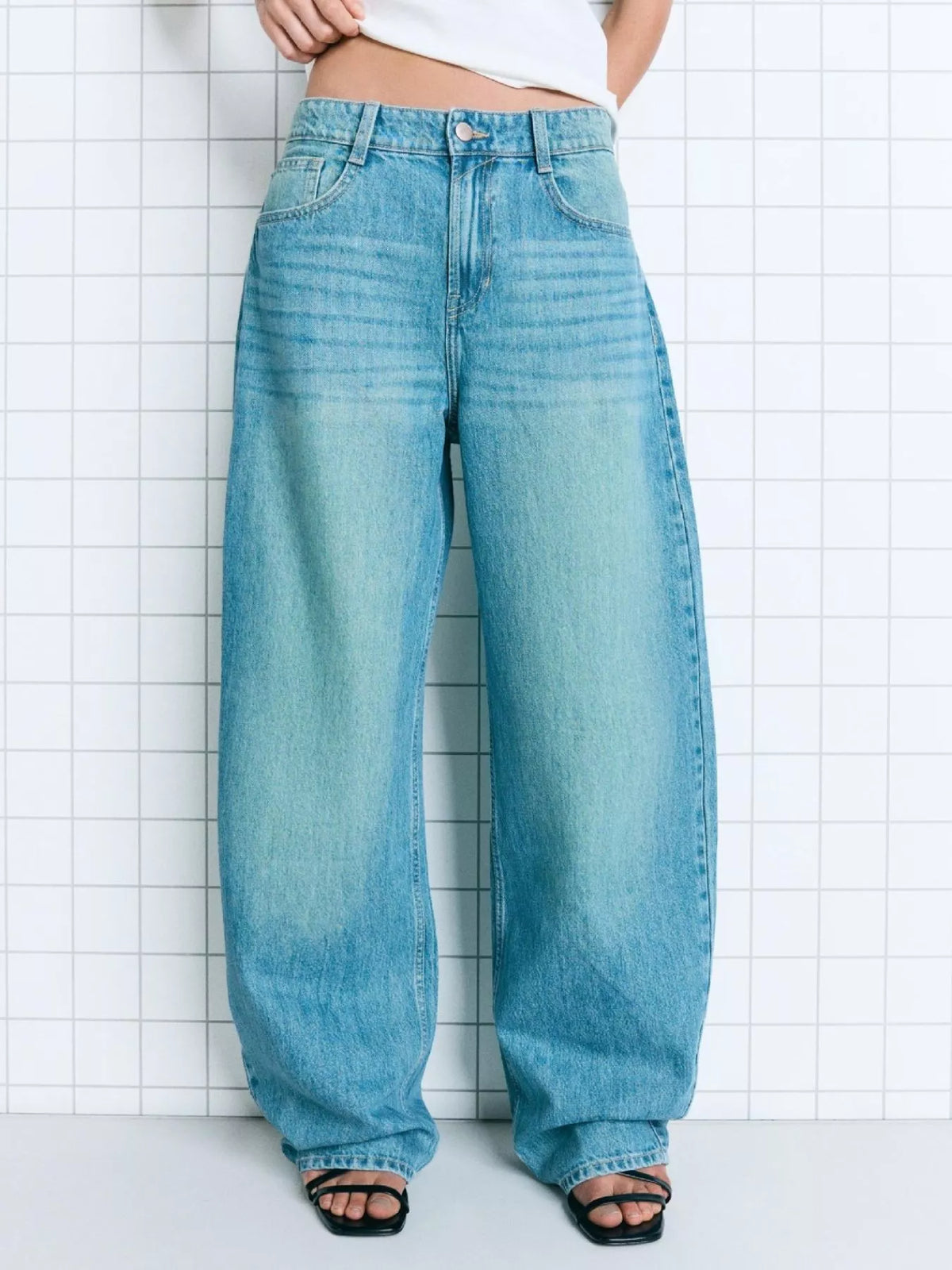 Ballongformade jeans med knappstängning – bild 13