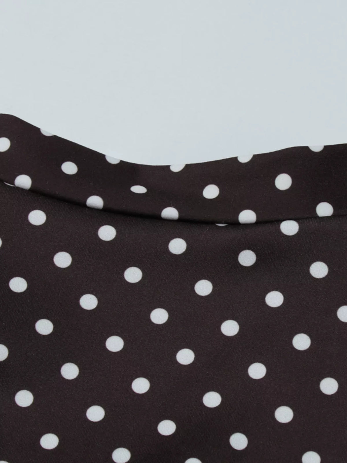 Prickig miniklänning med cut out-detalj – bild 19