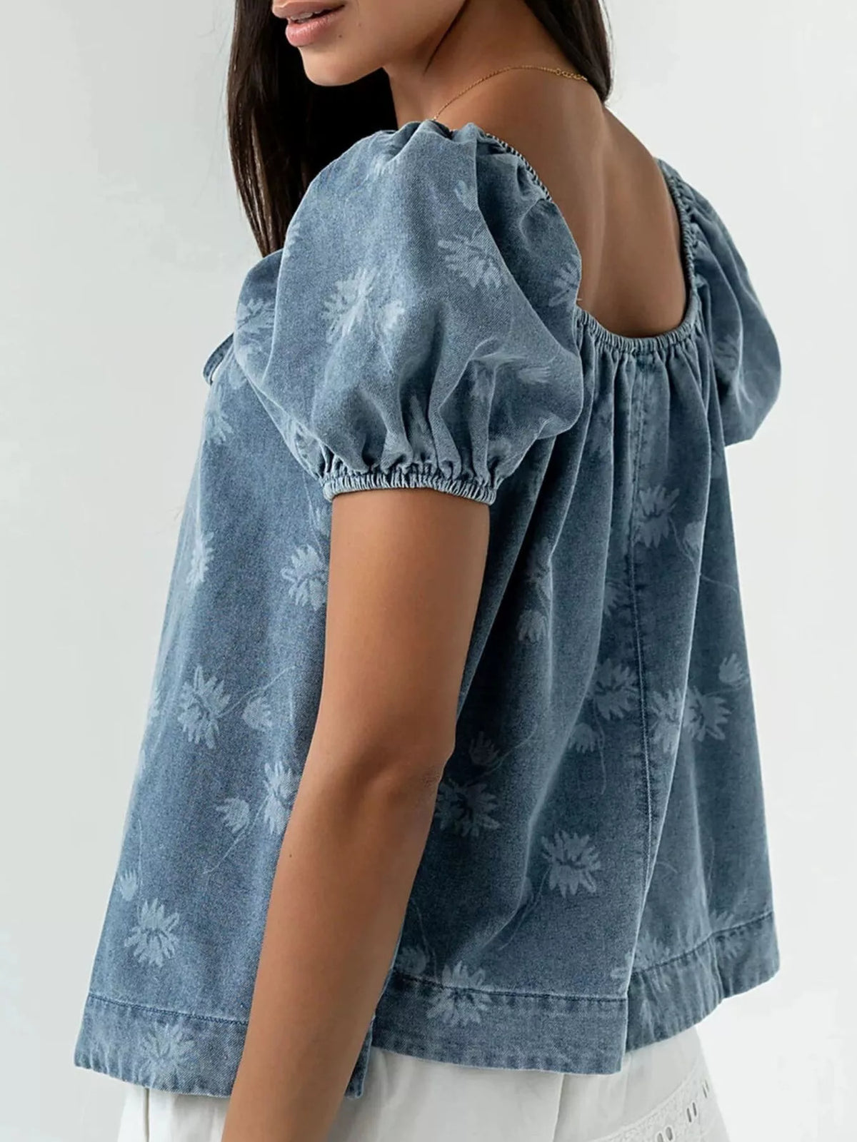 Blommig denimblus med puffärm – bild 5