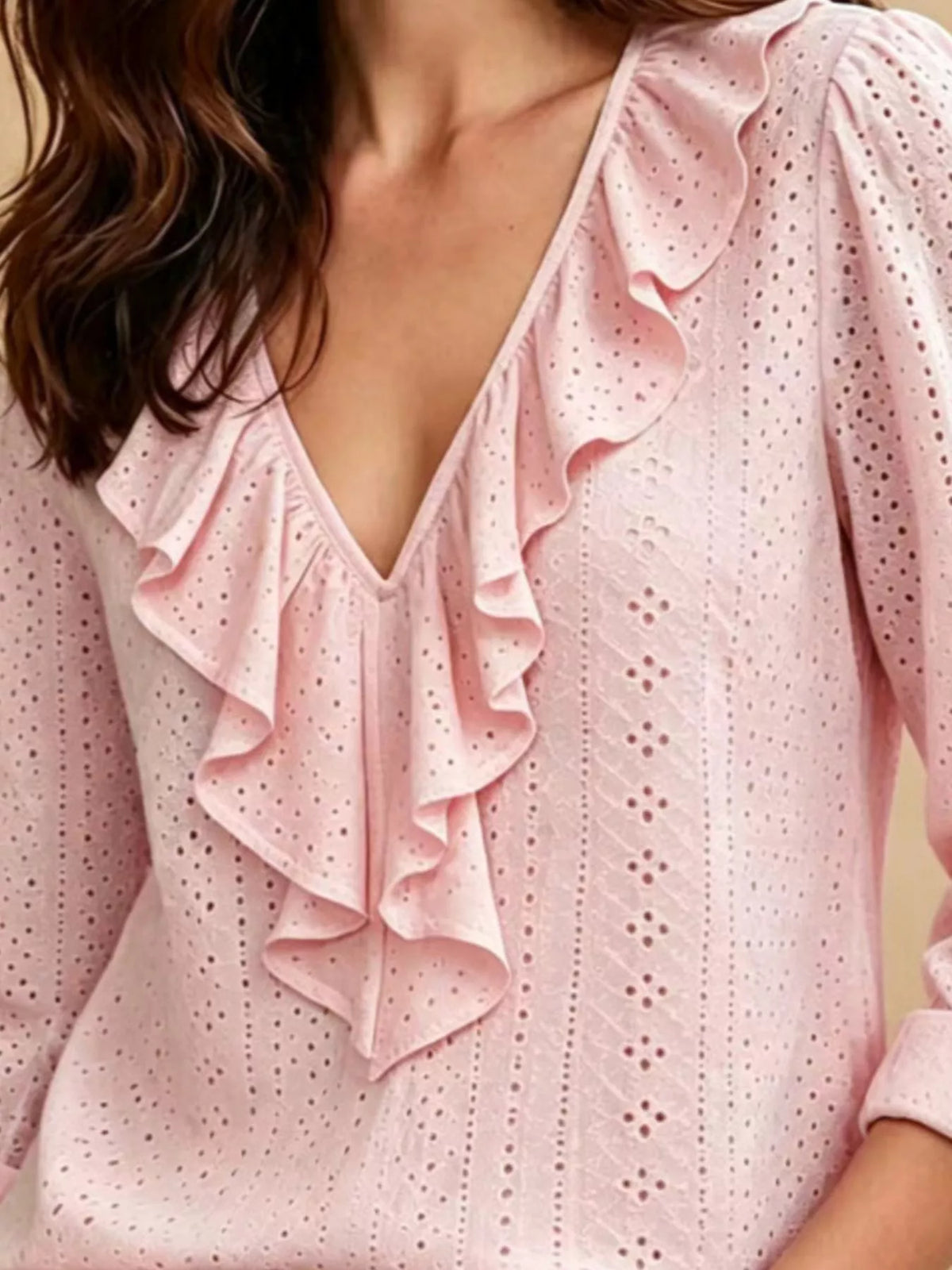 V-ringad blus i broderi anglaise