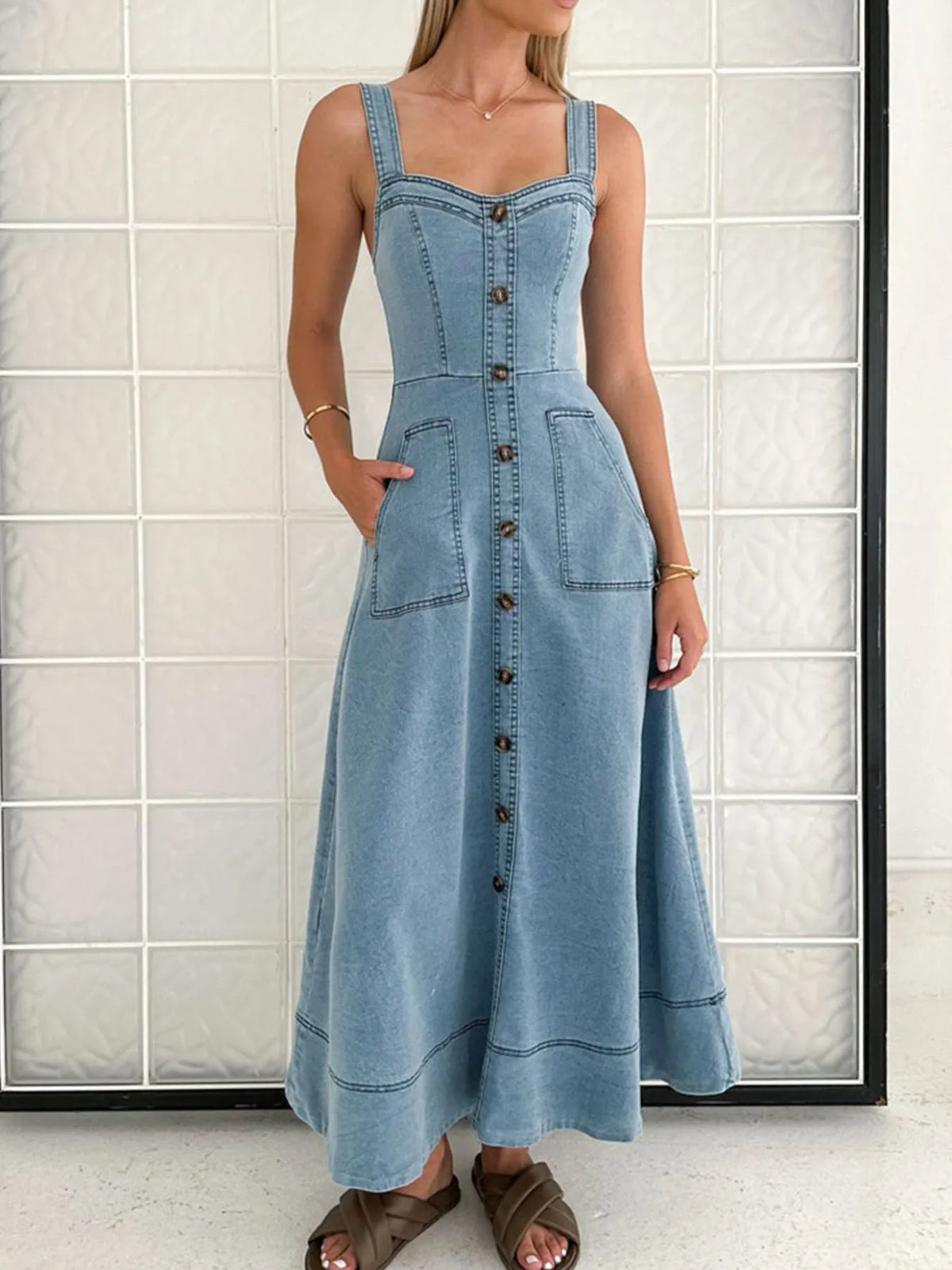 Jeansklänning i denim med hjärtformad urringning – bild 3