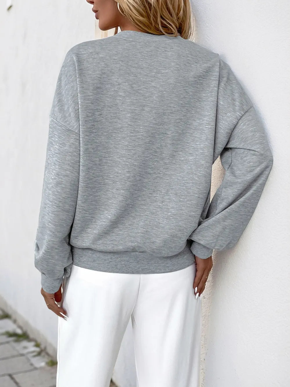 Långärmad sweatshirt med rund halsringning och pärldetalj – bild 2