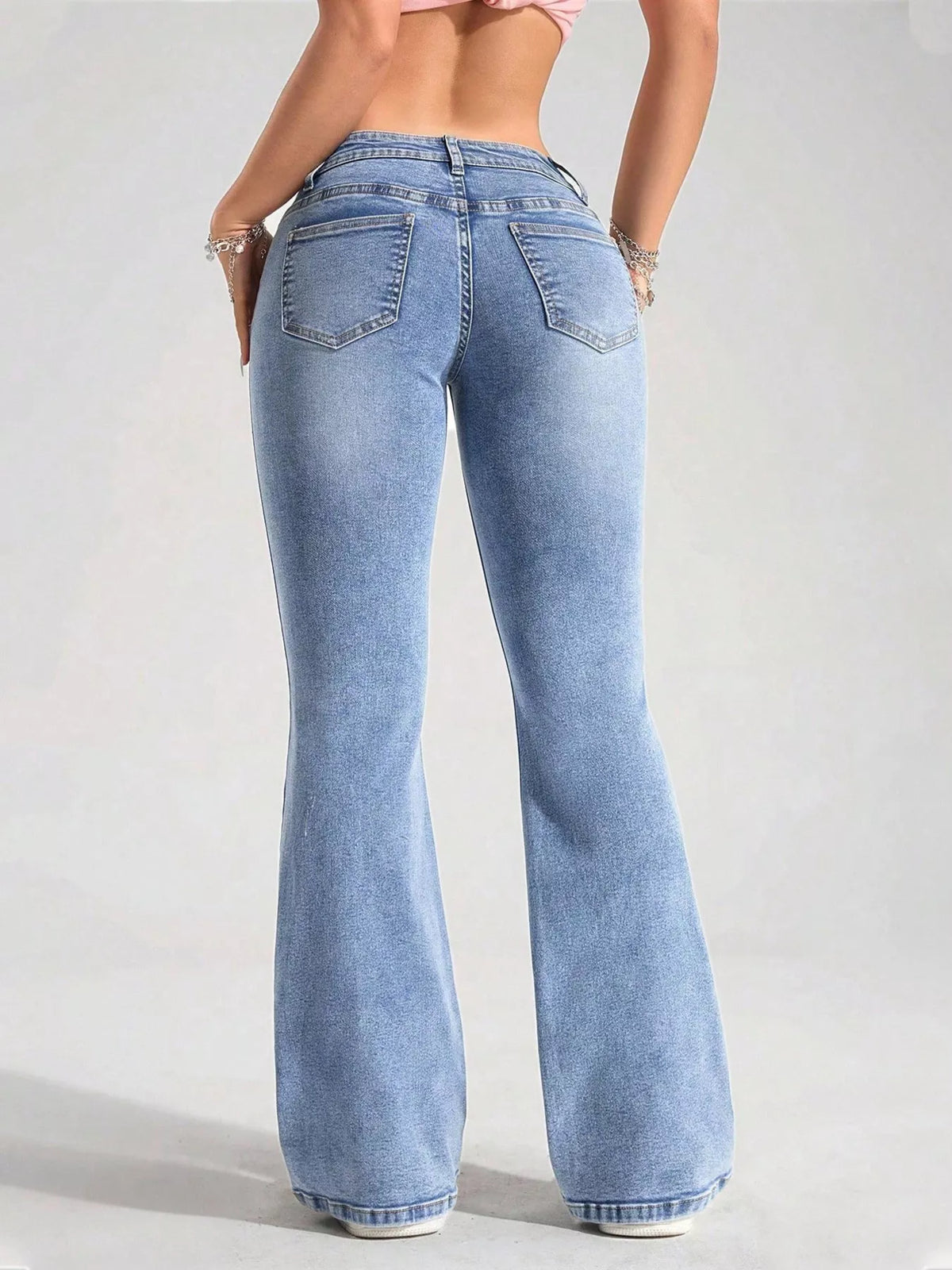 Utsvängda jeans med knappstängning och fickor – bild 4