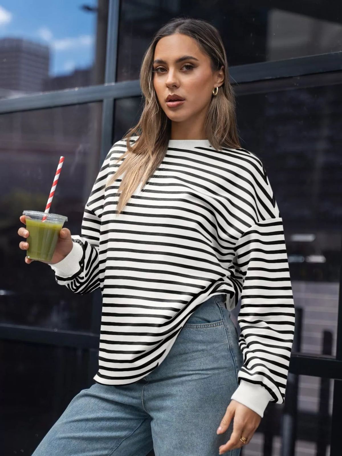 Randig oversize sweatshirt med rund halsringning i viskos – bild 2
