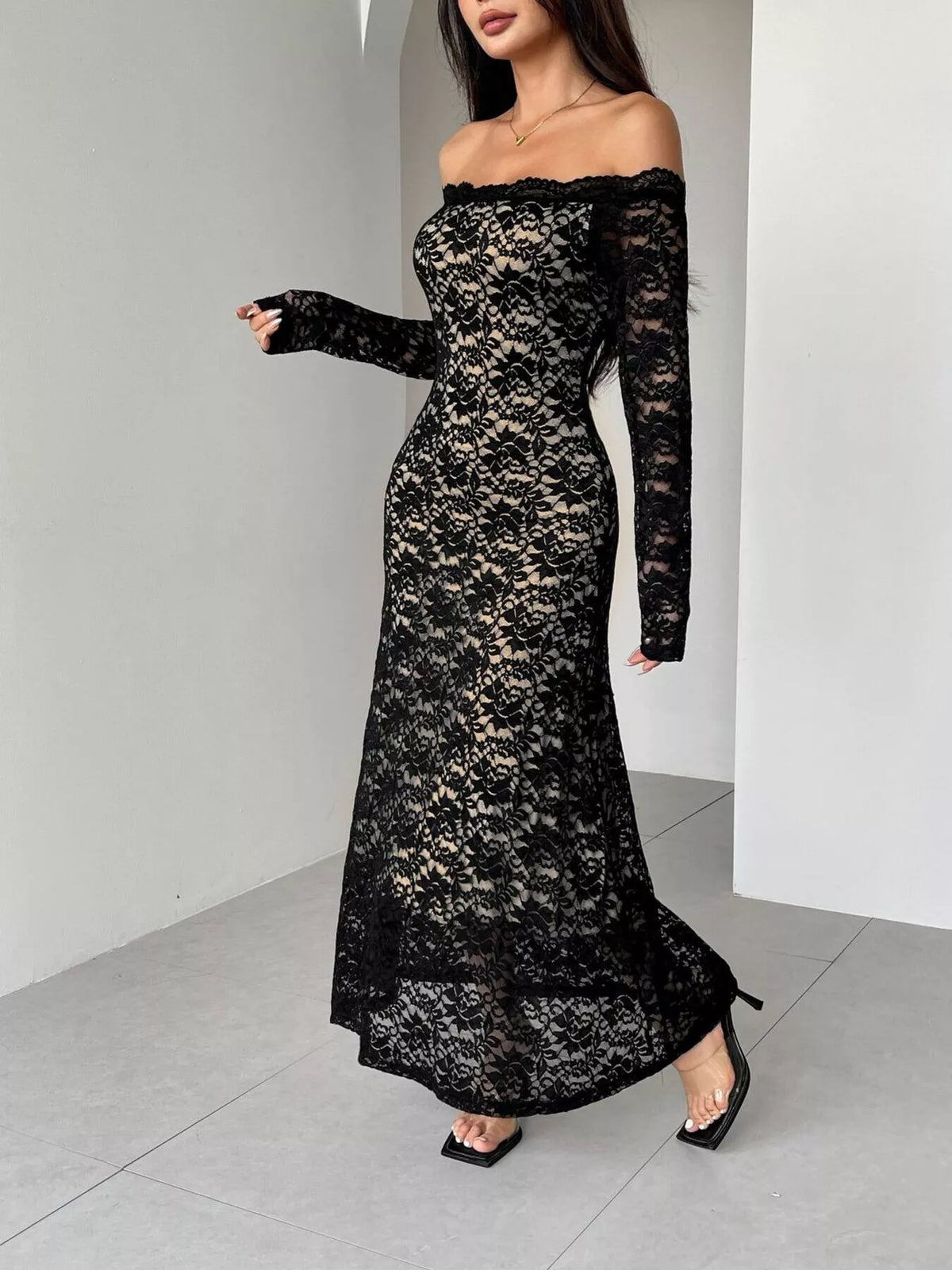 Offshoulder maxiklänning i spets – bild 2