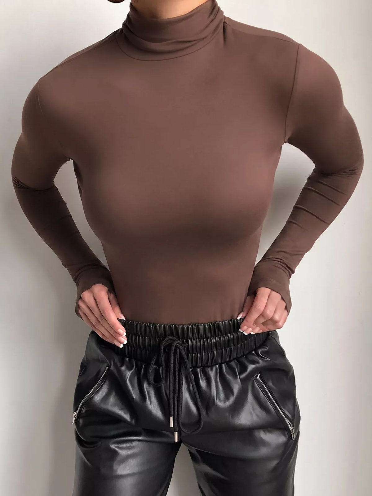 Slimmad långärmad t-shirt med hög halsringning i polyester – bild 4