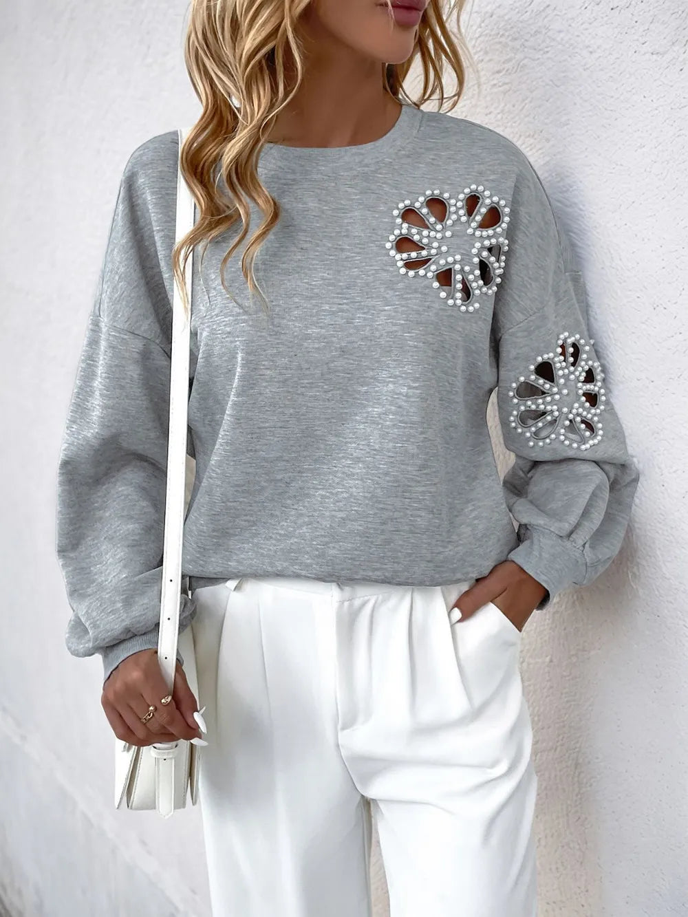 Långärmad sweatshirt med rund halsringning och pärldetalj – bild 4