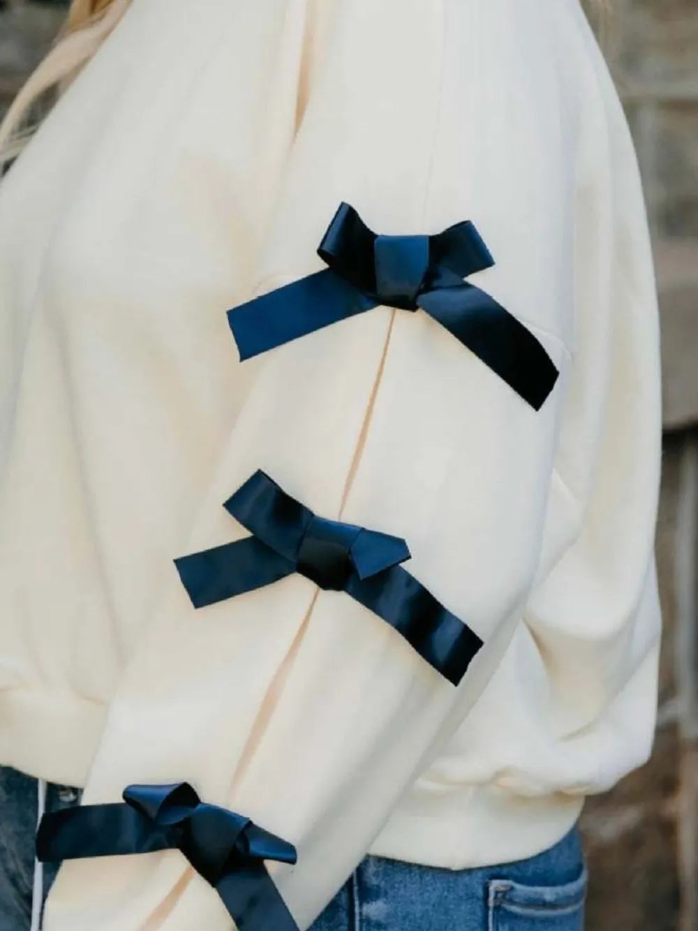 Långärmad sweatshirt med rund halsringning, kontrastsöm och rosett – bild 8
