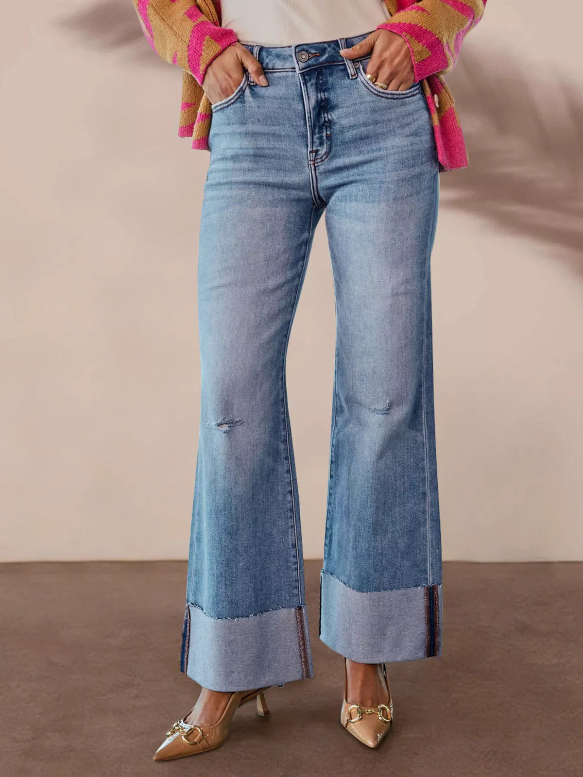Utsvängda jeans med hög midja och rå kant