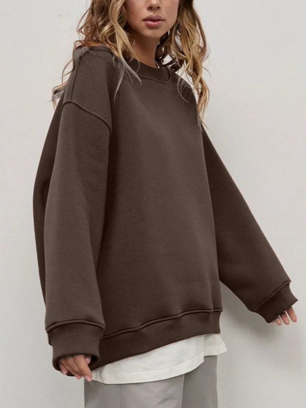 Sweatshirt med rund halsringning och sänkt axel – bild 22