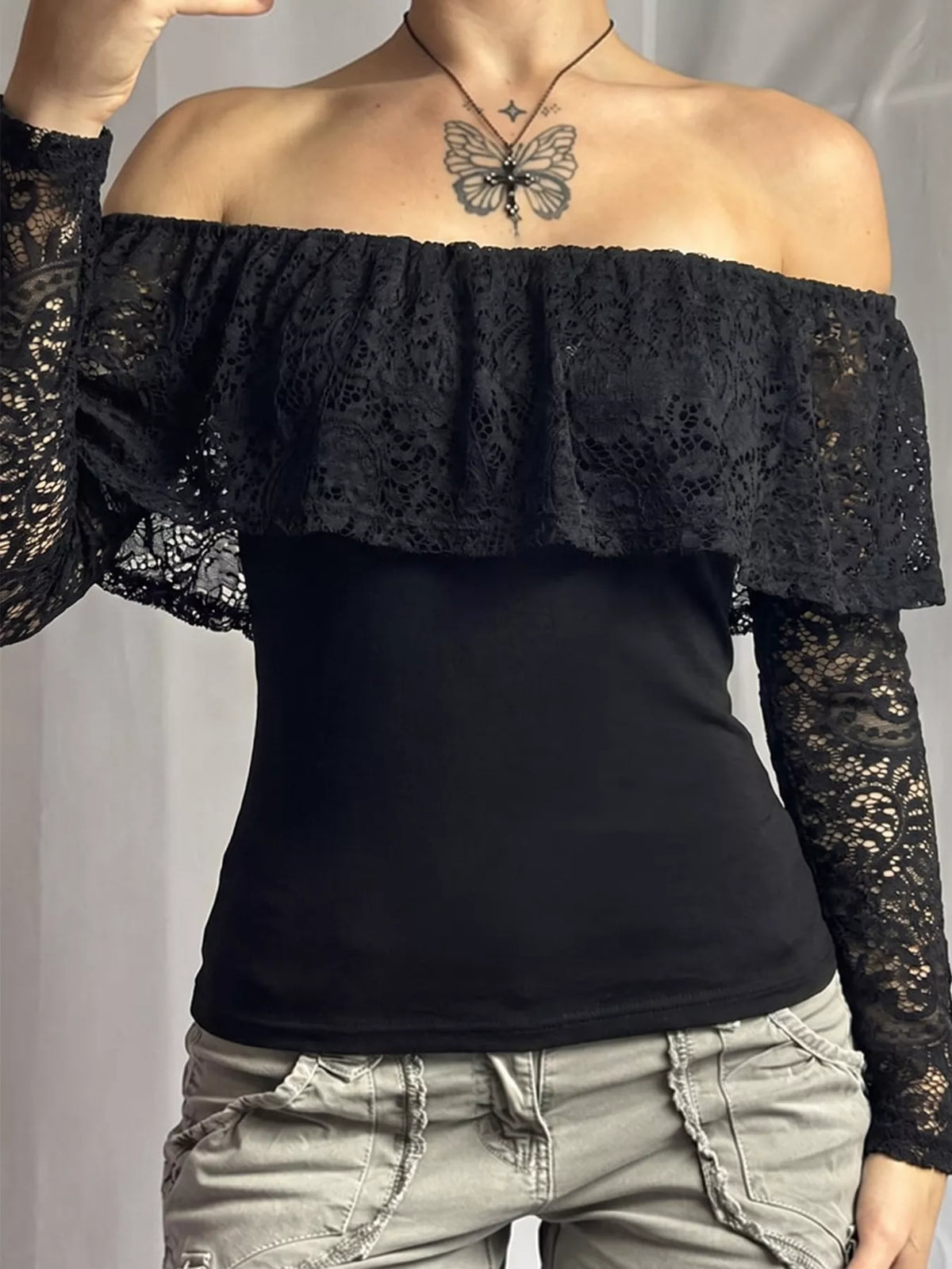 Offshoulder t-shirt med spetsvolang – bild 3
