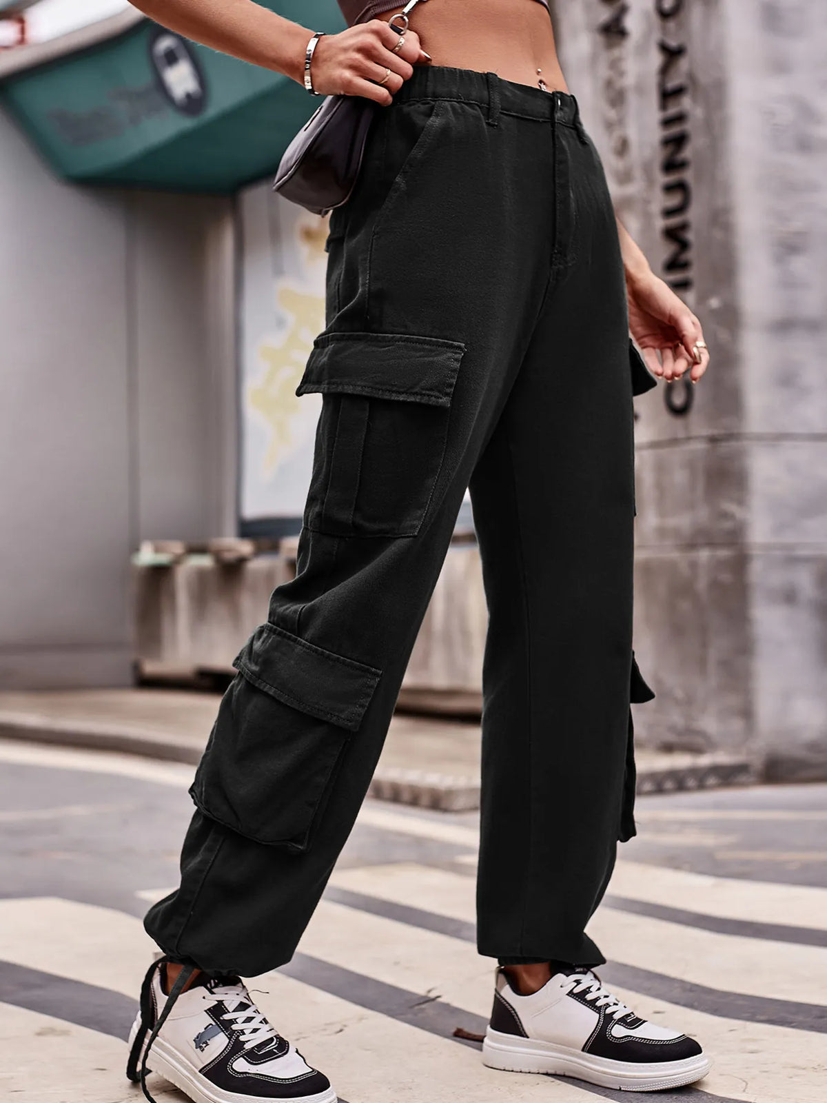 Vida jeans med cargofickor i bomull – bild 14