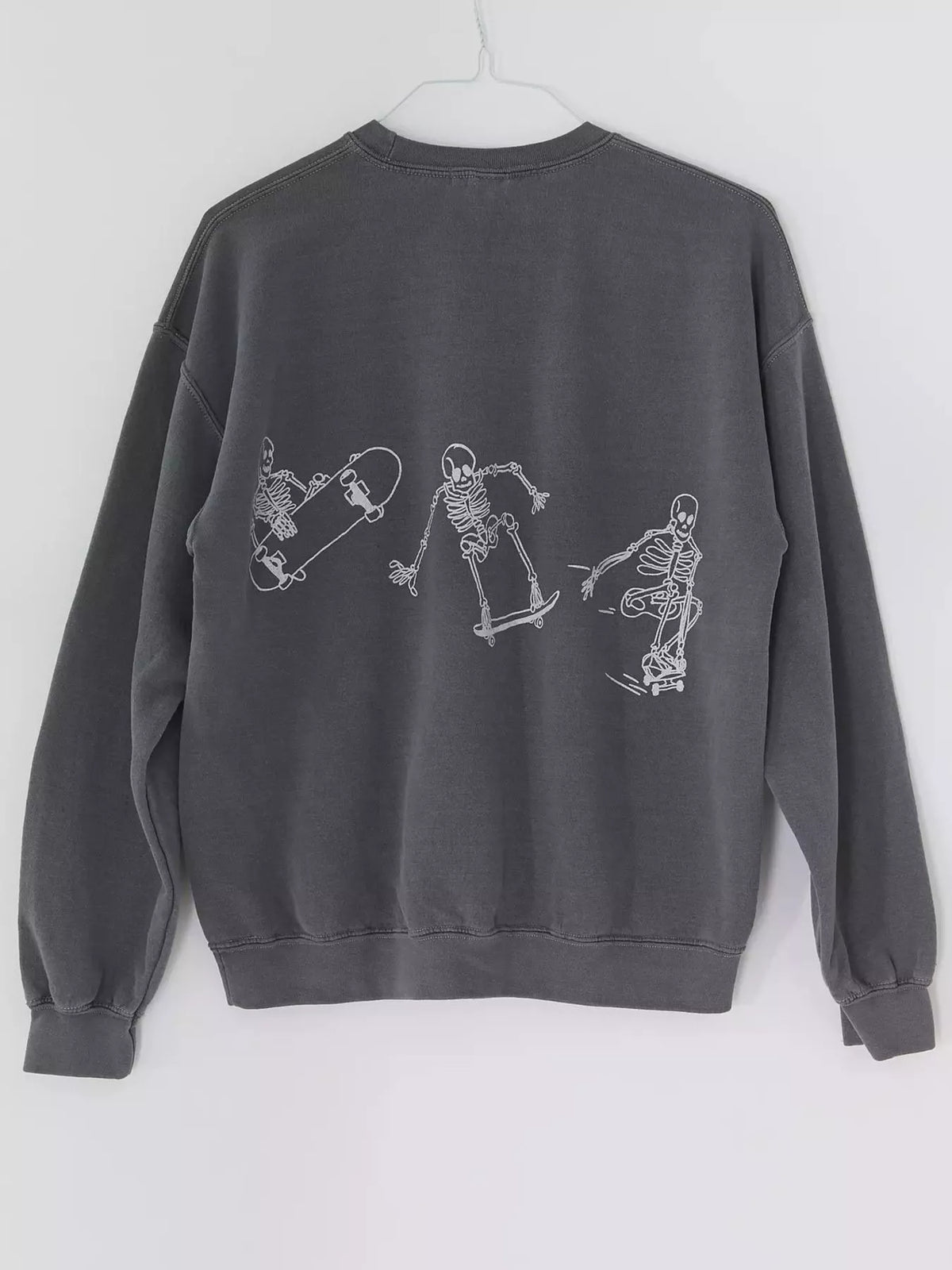 Sweatshirt med dödskallemotiv och rund halsringning – bild 5