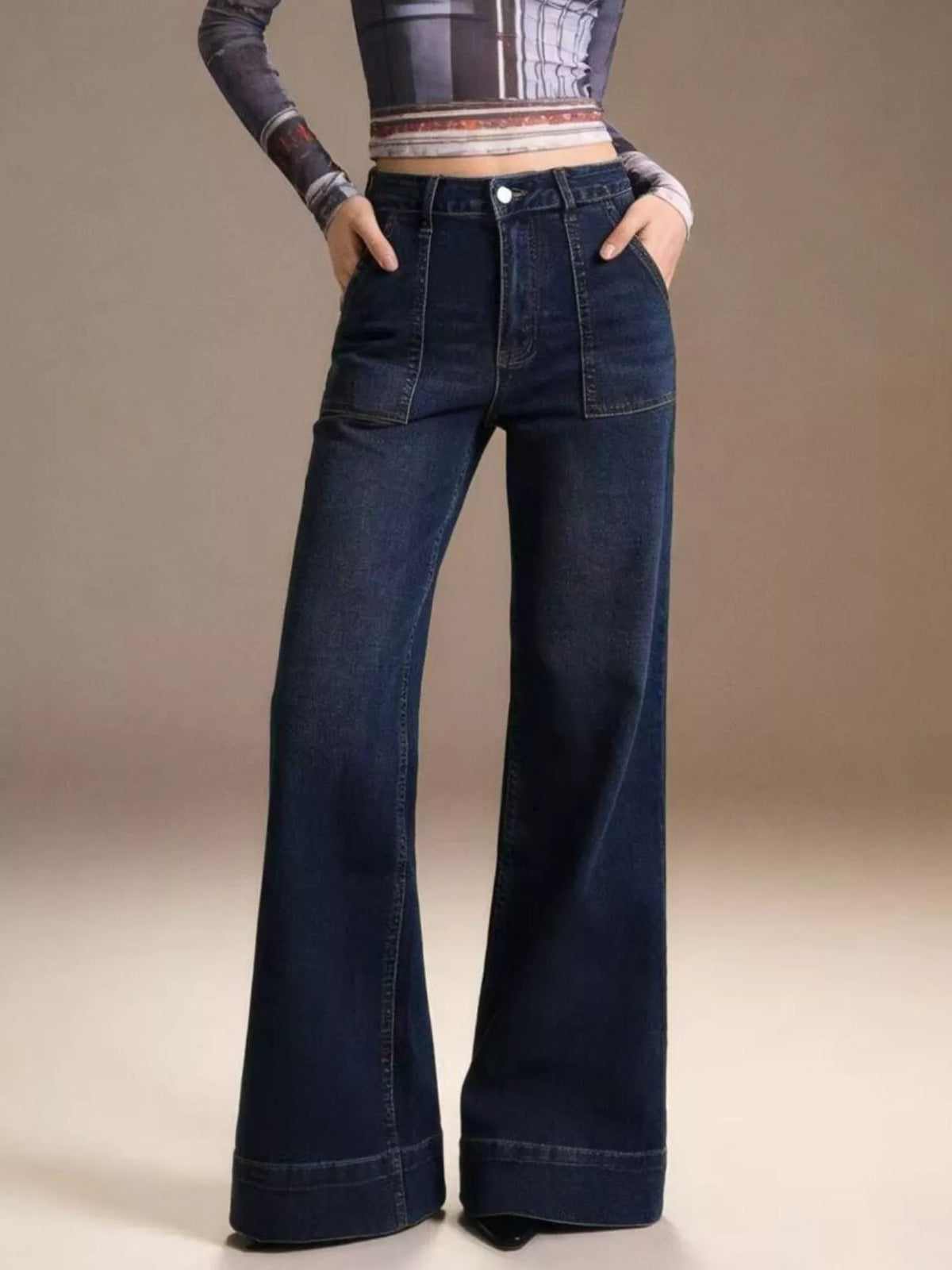 Utsvängda jeans med påsydda fickor – bild 7
