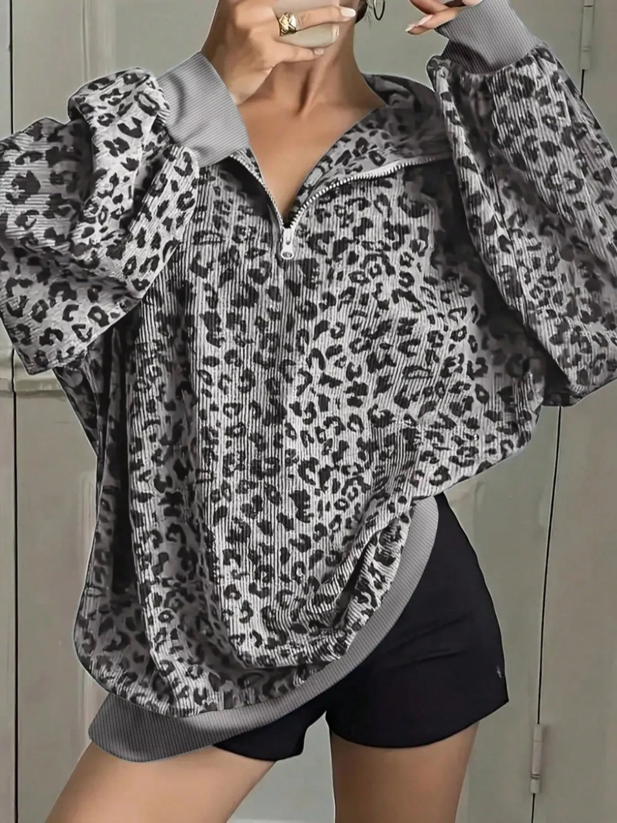 Leopardmönstrad sweatshirt med grå färgställning