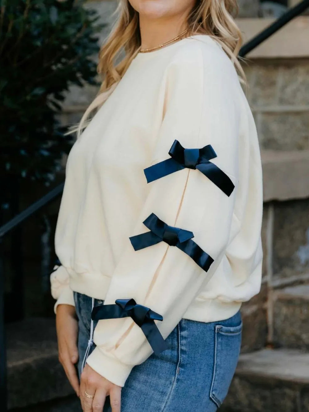 Långärmad sweatshirt med rund halsringning, kontrastsöm och rosett – bild 7