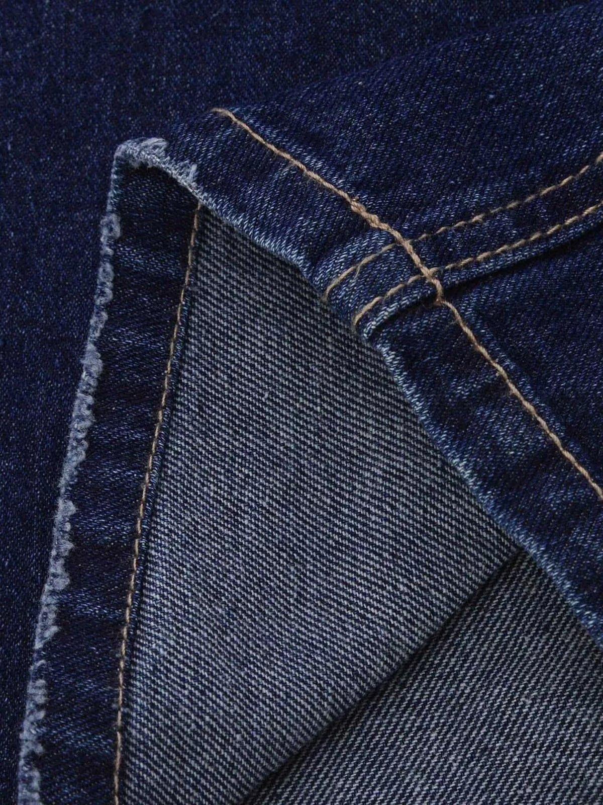 Ledigt sittande jeans med slitna detaljer – bild 9