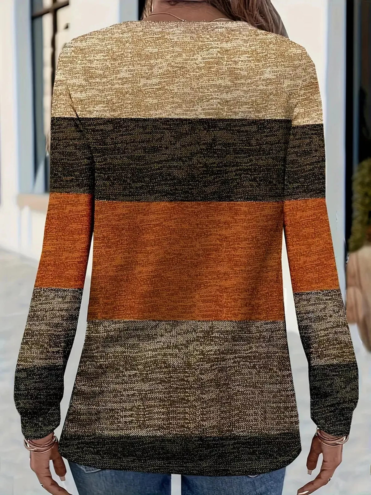 V-ringad t-shirt med färgblock – bild 2