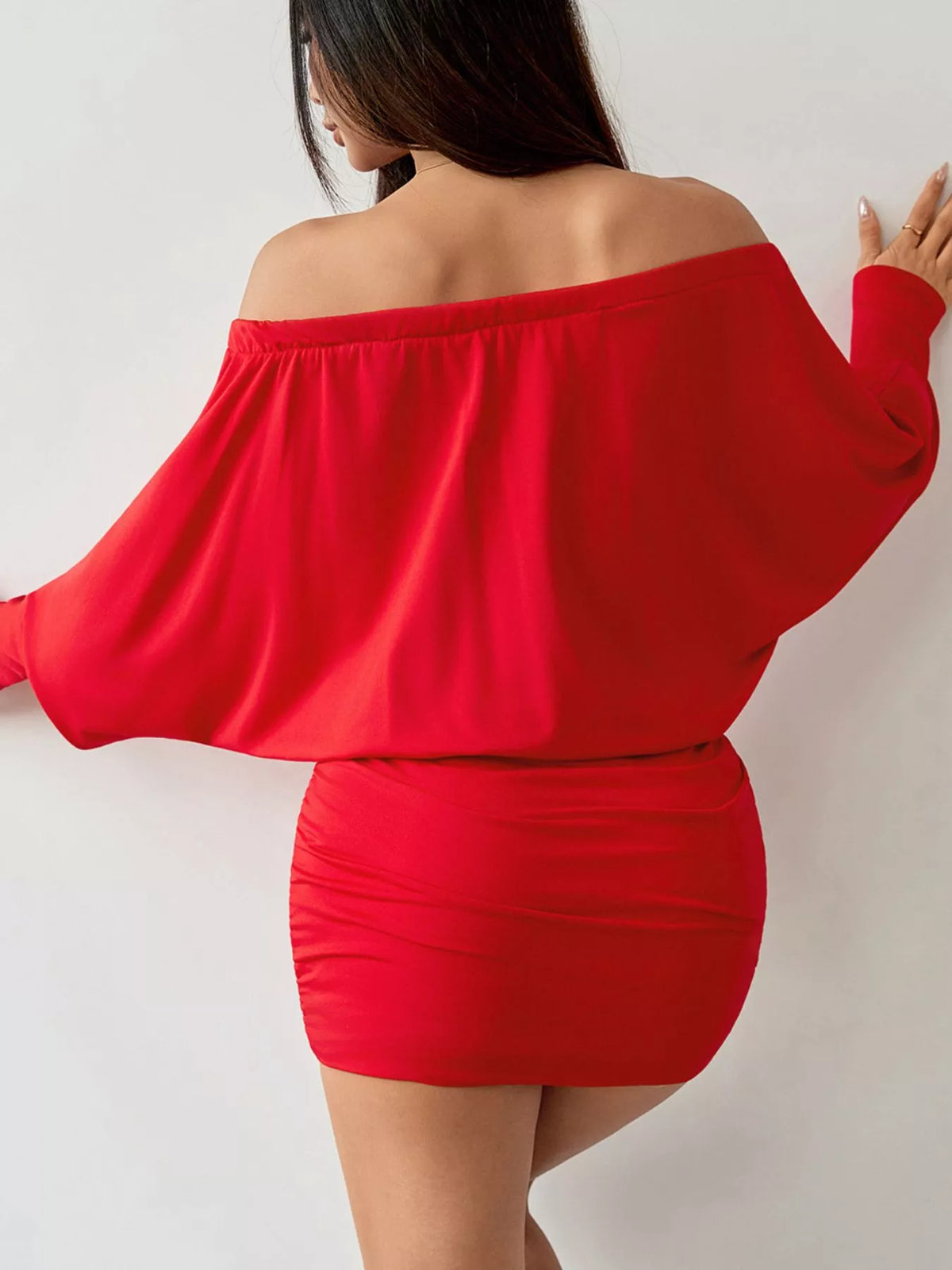 Figurnära rynkad offshoulder miniklänning i polyester – bild 4