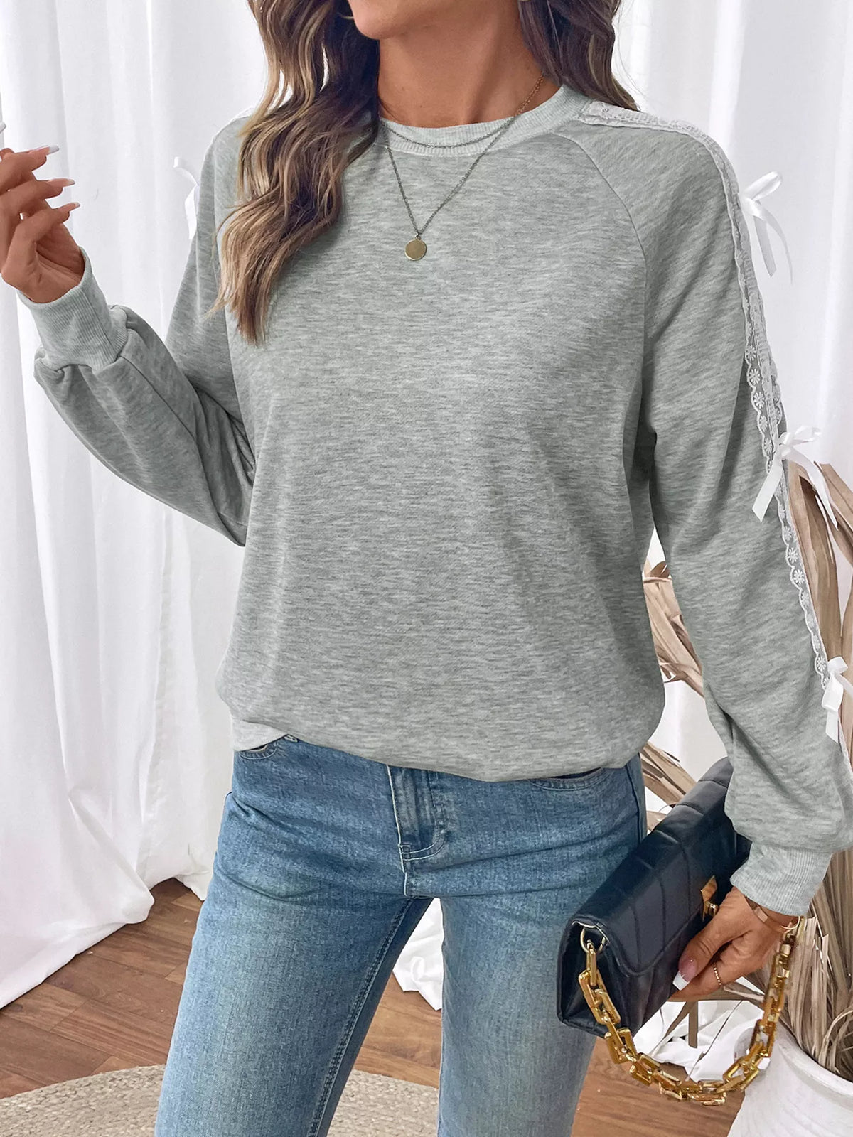 Sweatshirt med rund halsringning och spetskant – bild 5