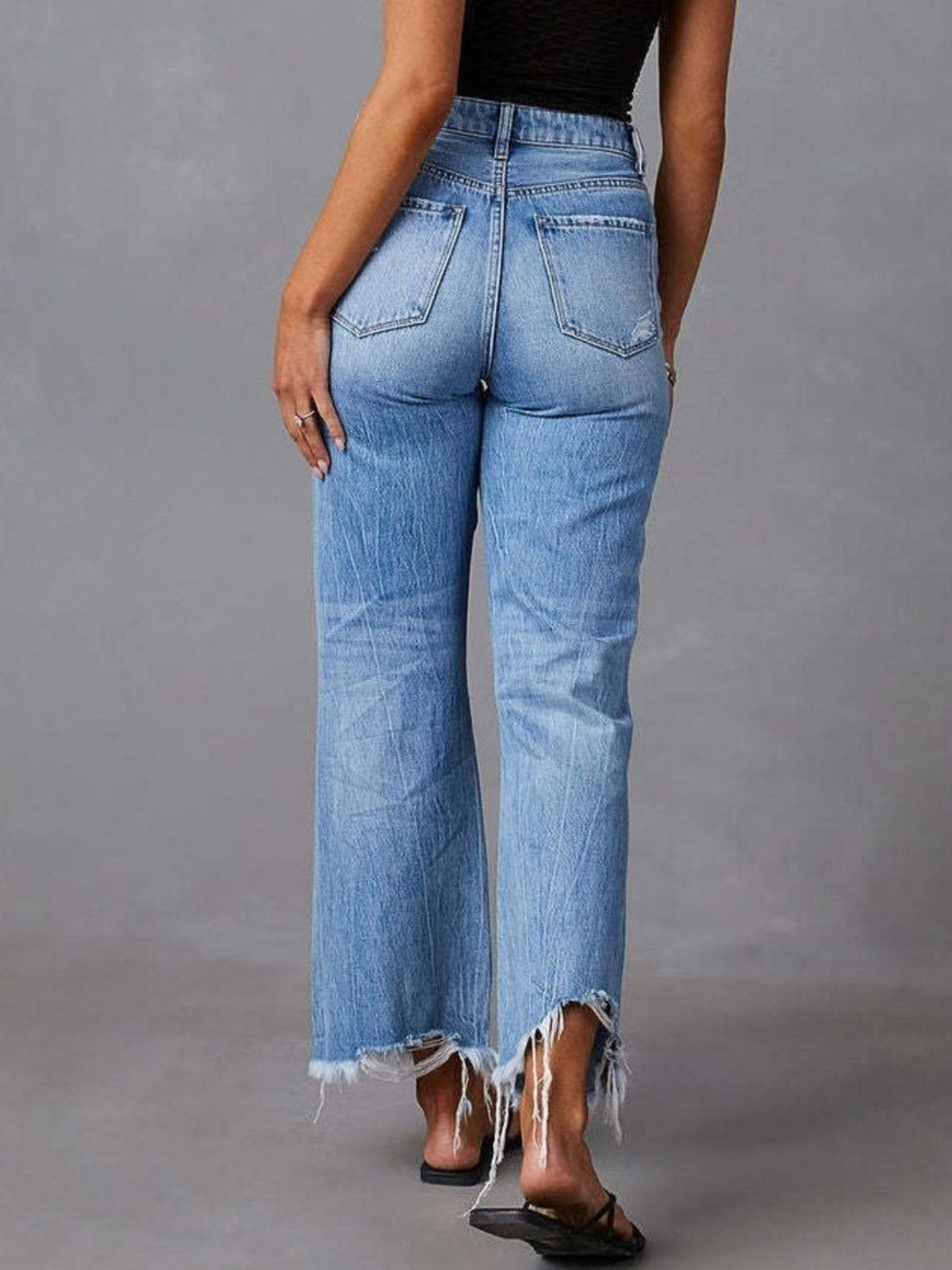 Utsvängda jeans med rå kant och slitna detaljer – bild 5