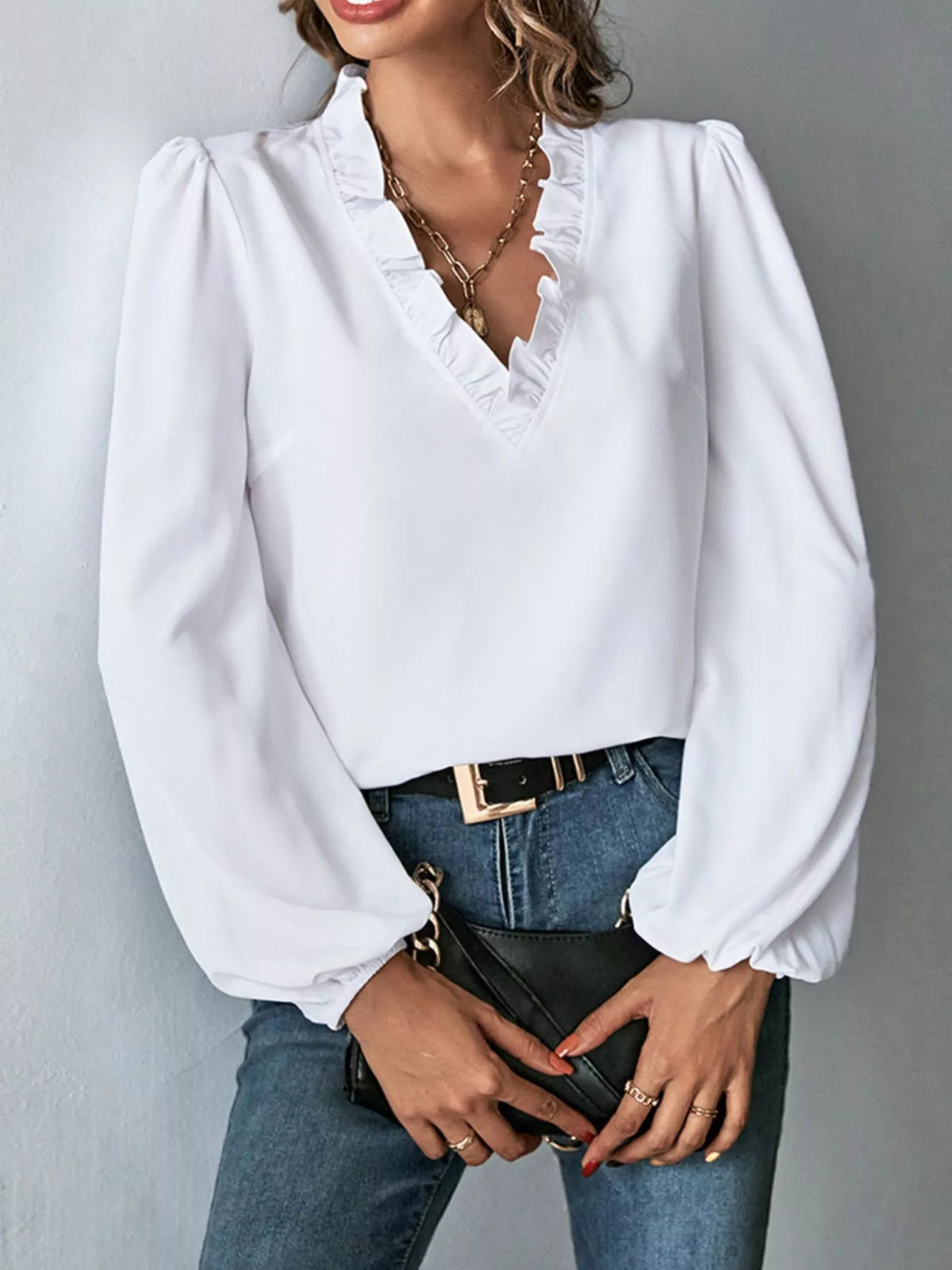 V-ringad blus med volang – bild 8