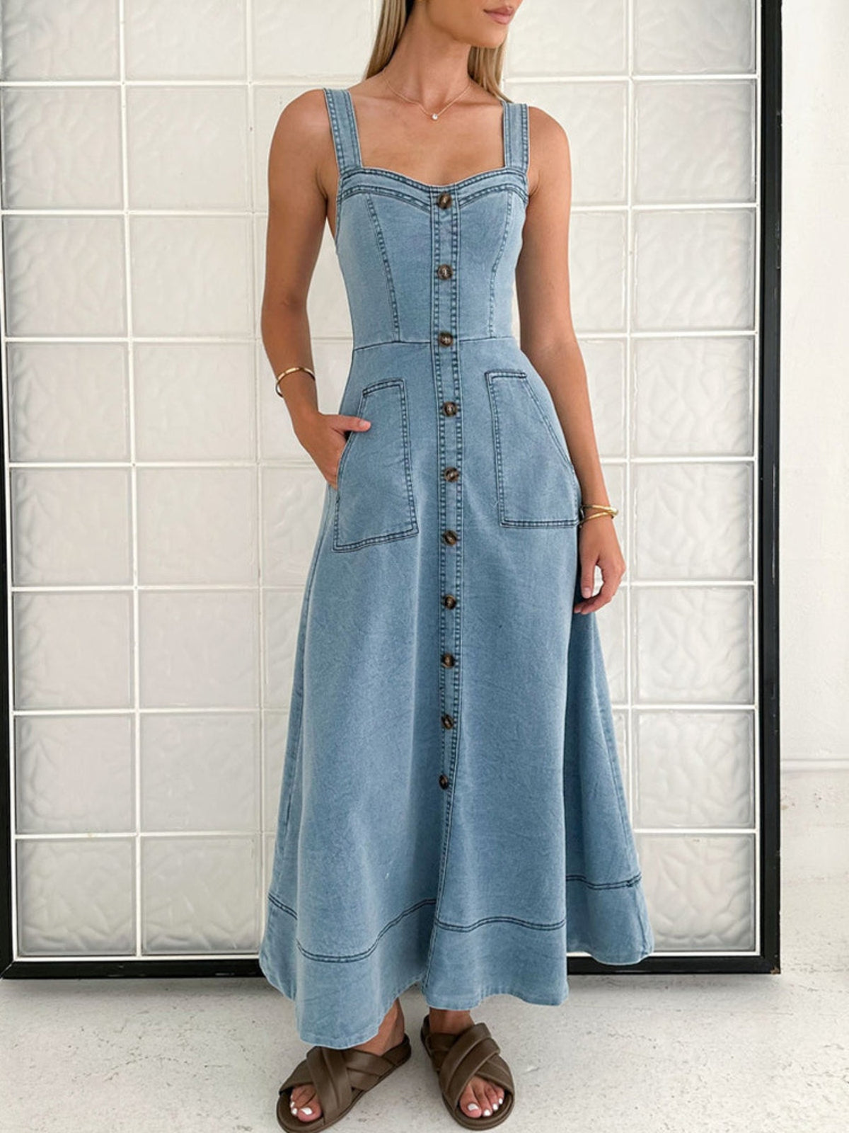 Utställd jeansklänning i denim med knappstängning – bild 3