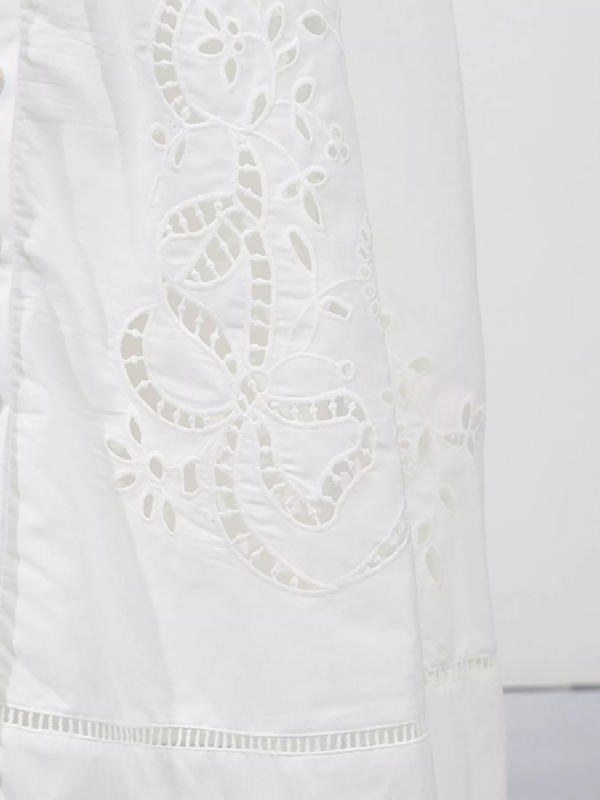 Broderad midiklänning i broderi anglaise – bild 13