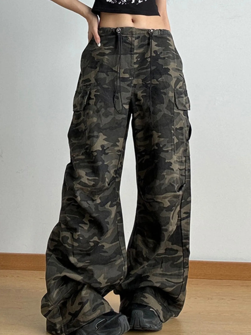 Kamouflagemönstrade vida jeans med dragsko