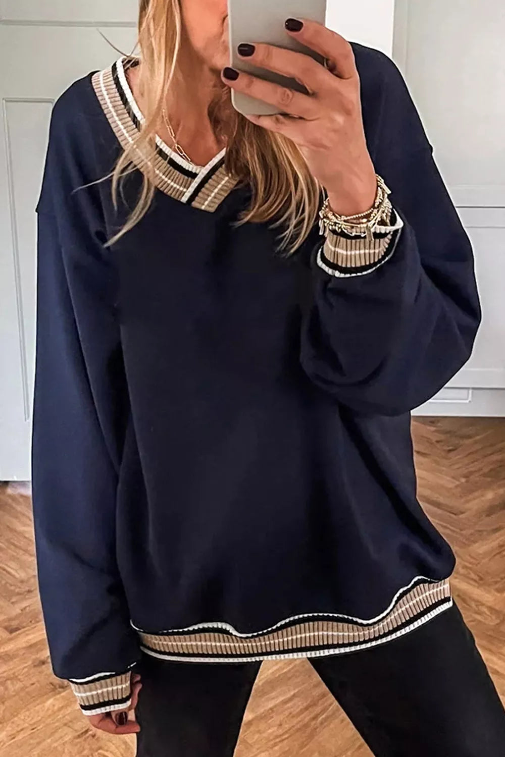 Randig v-ringad sweatshirt med kontrastsöm – bild 3