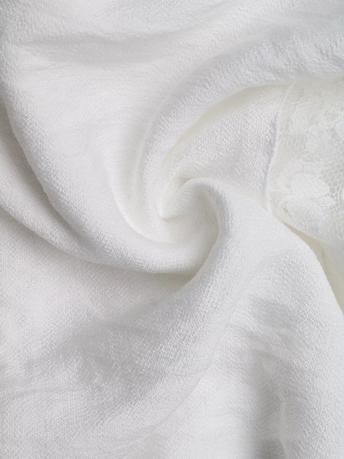 Smockad miniklänning i broderi anglaise – bild 10