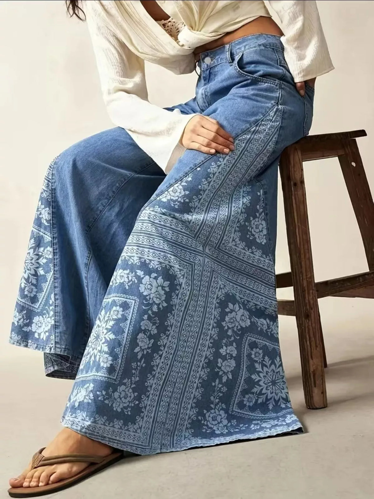 Blommiga utsvängda jeans med fickor – bild 4