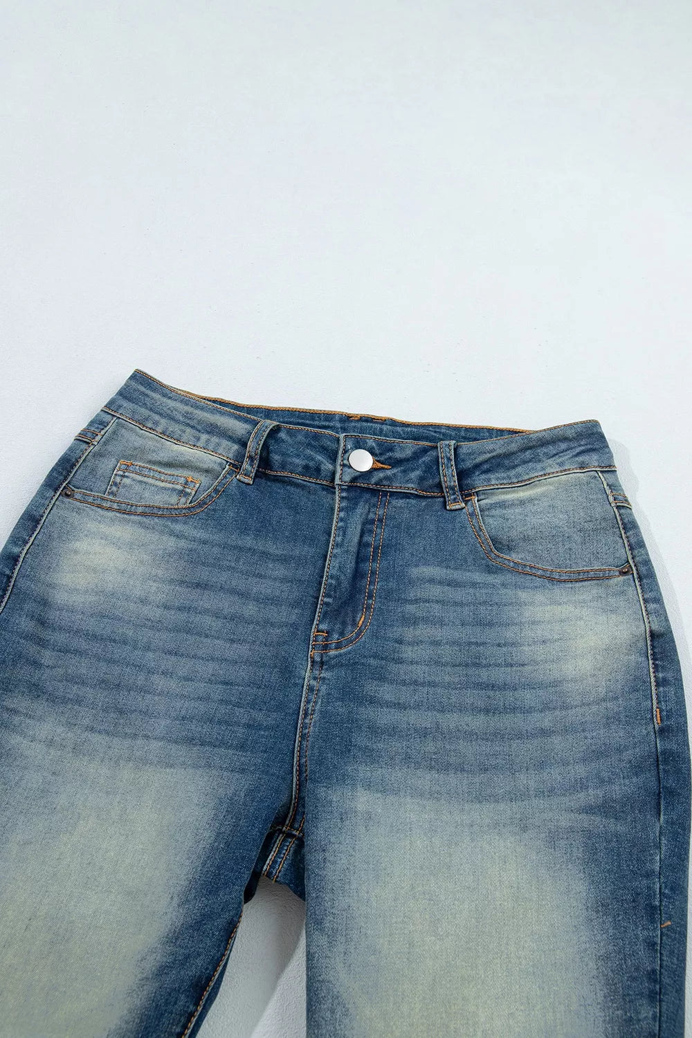 Utsvängda jeans med fickor – bild 8